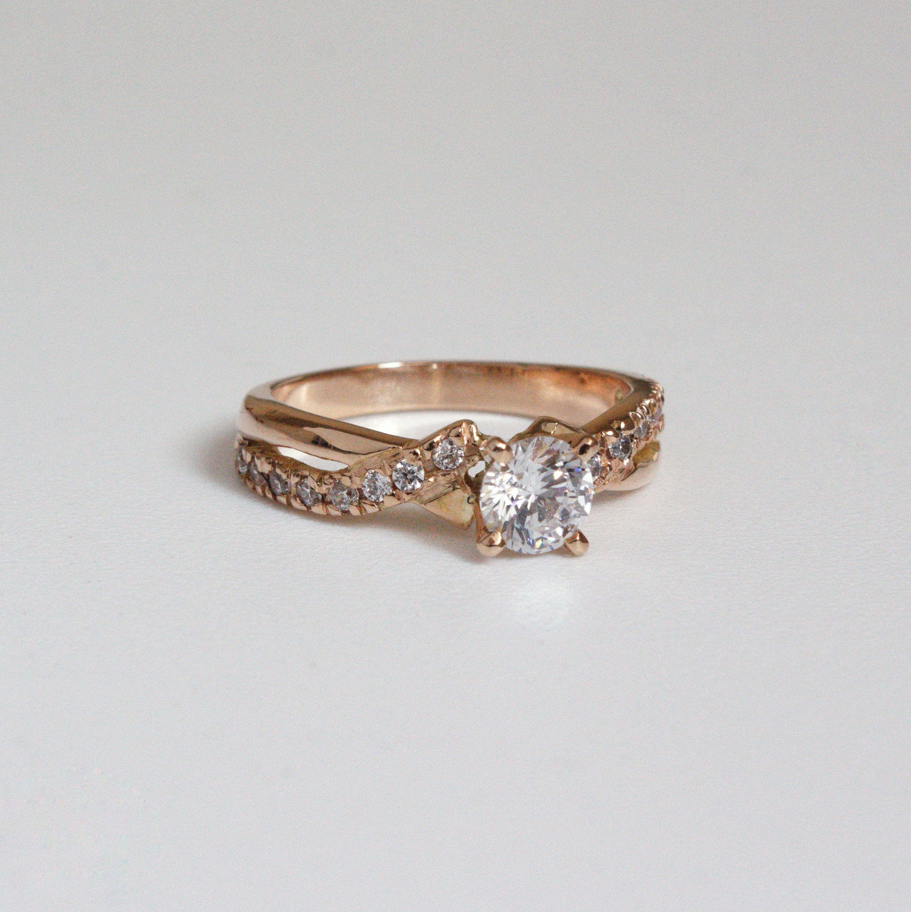 Anillo de Compromiso Entrelazada en Oro 18k