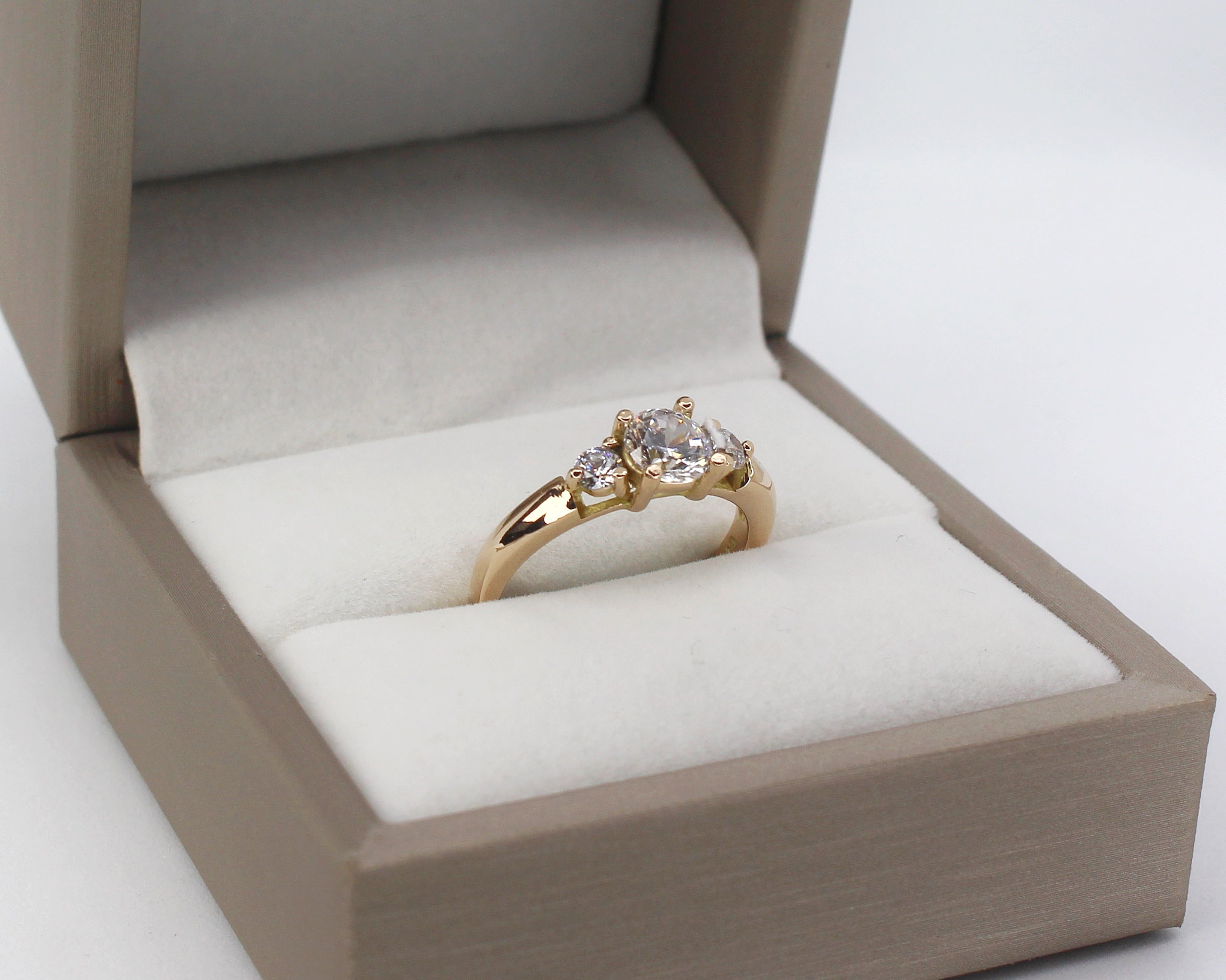 Anillo de Compromiso Trilogía en Oro 18k