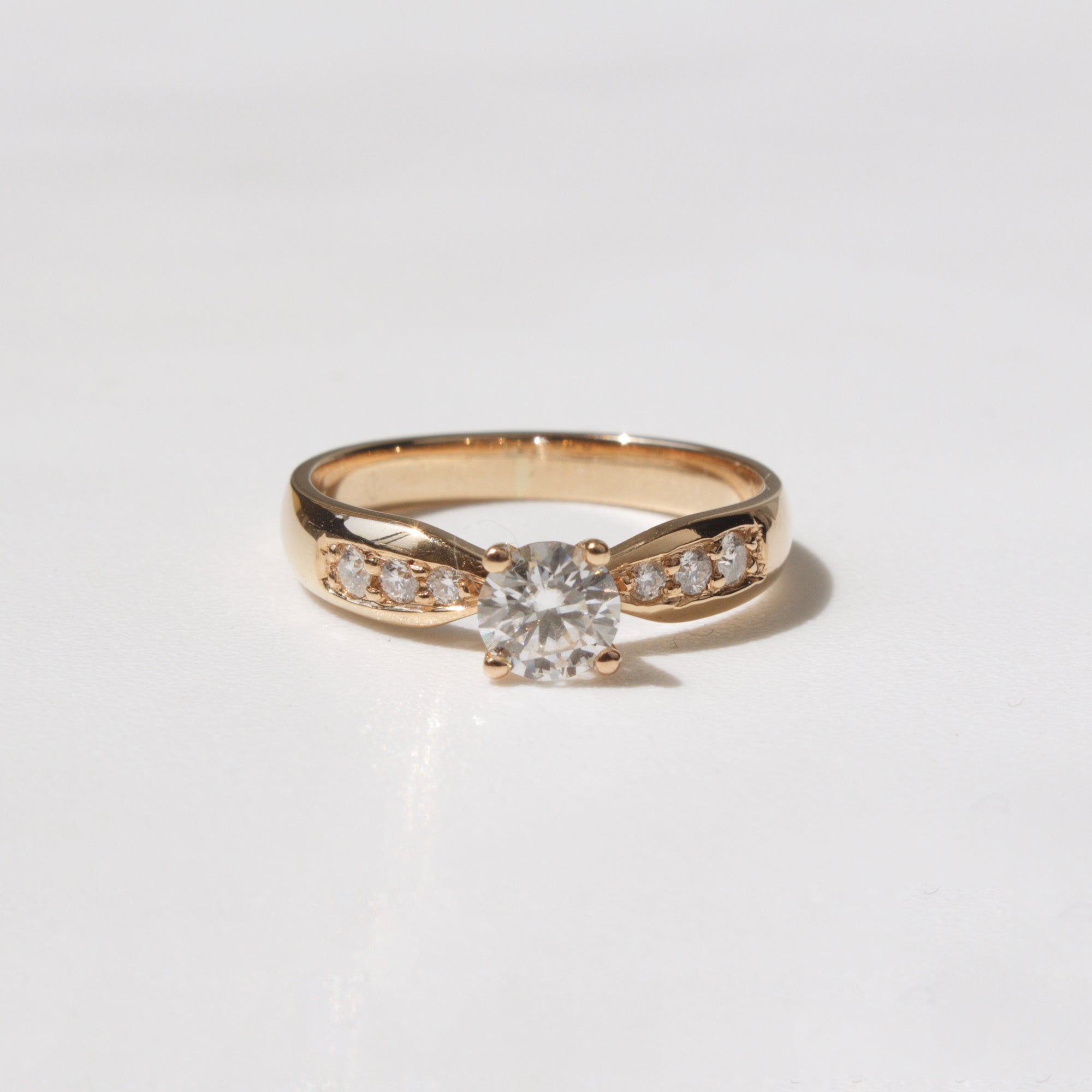 Anillo de Compromiso Nia en Oro 18k