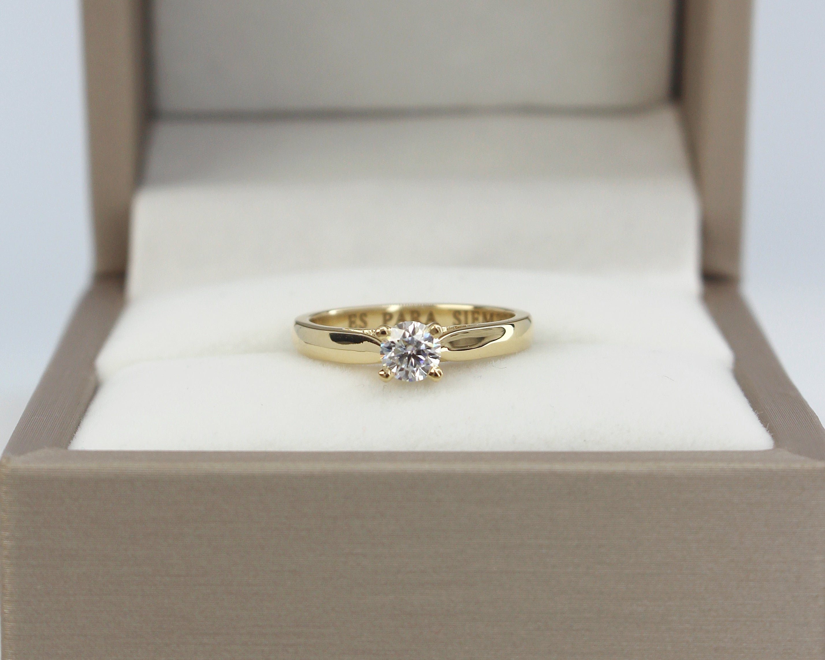 Anillo de Compromiso Clásico en Oro 18k