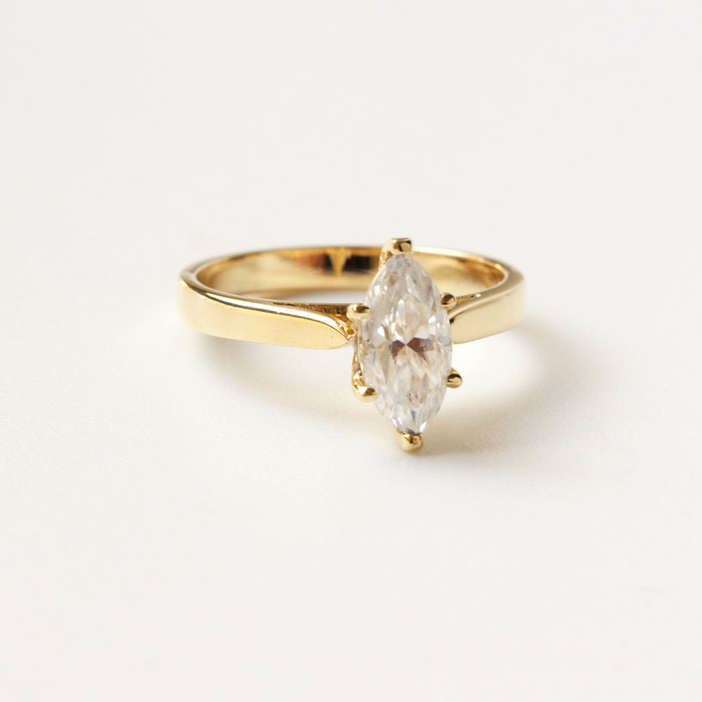 Anillo de Compromiso Marquise Clásico en Oro 18k