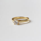 Anillo de Compromiso Clásico en Oro 18k