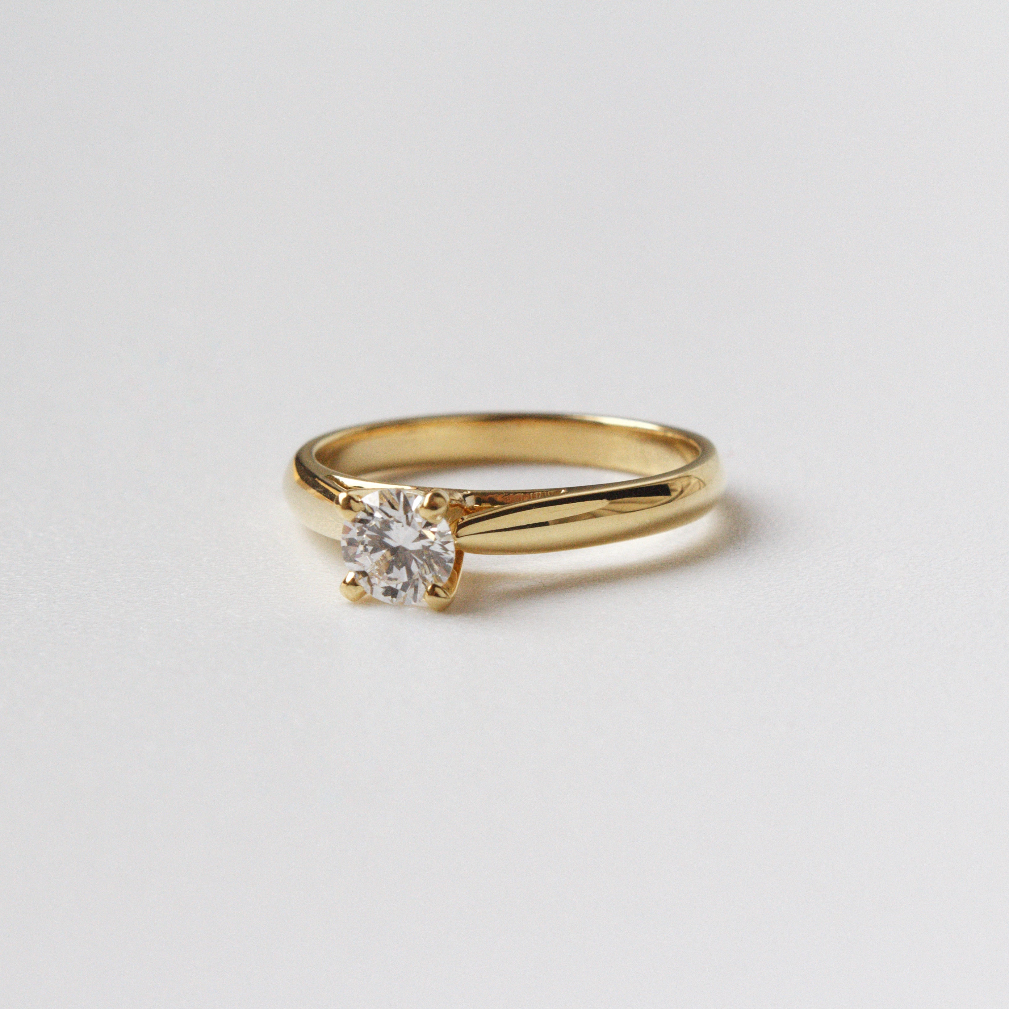 Anillo de Compromiso Clásico en Oro 18k