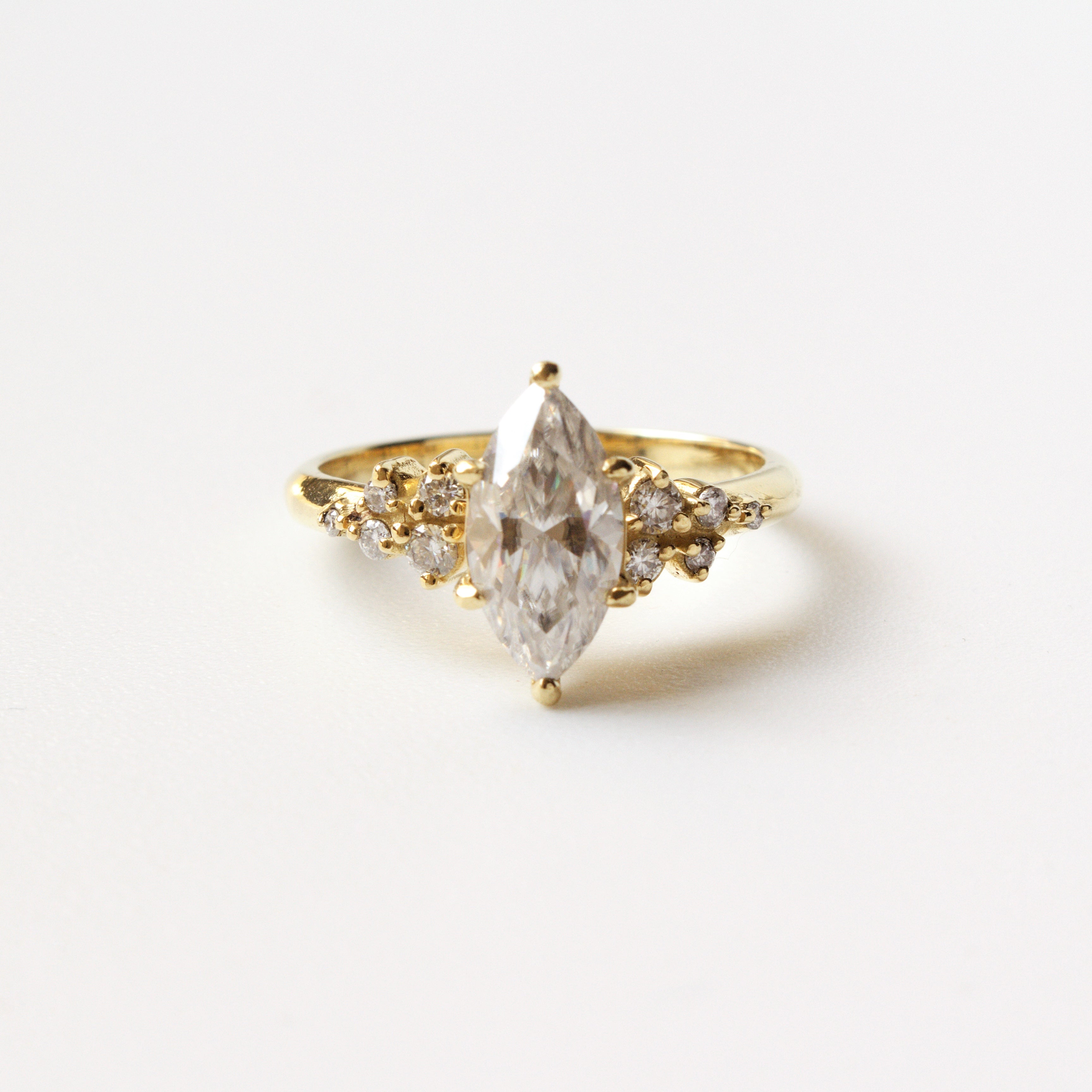 Anillo de Compromiso Serena en Oro 18k