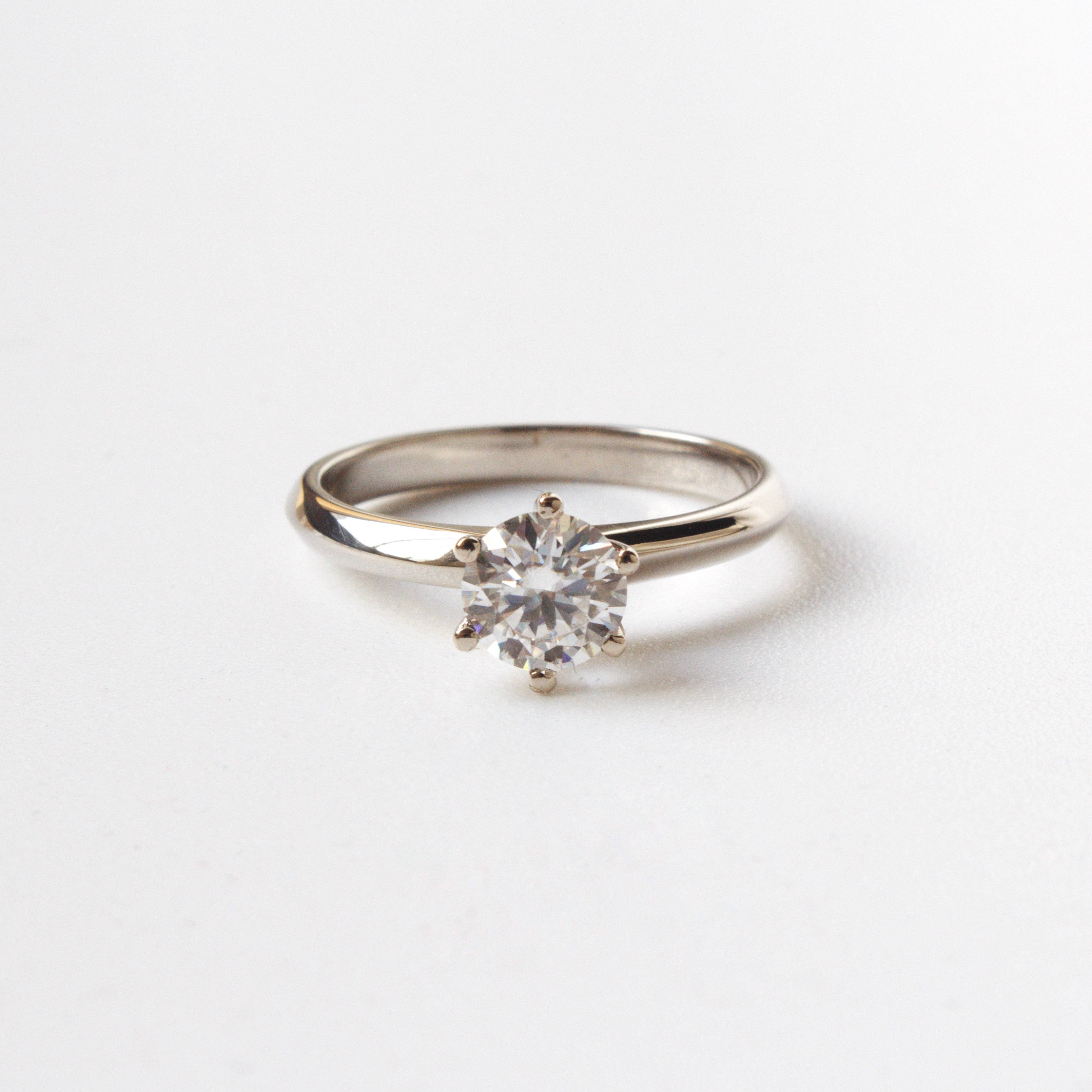 Anillo de Compromiso Elara en Oro 18k