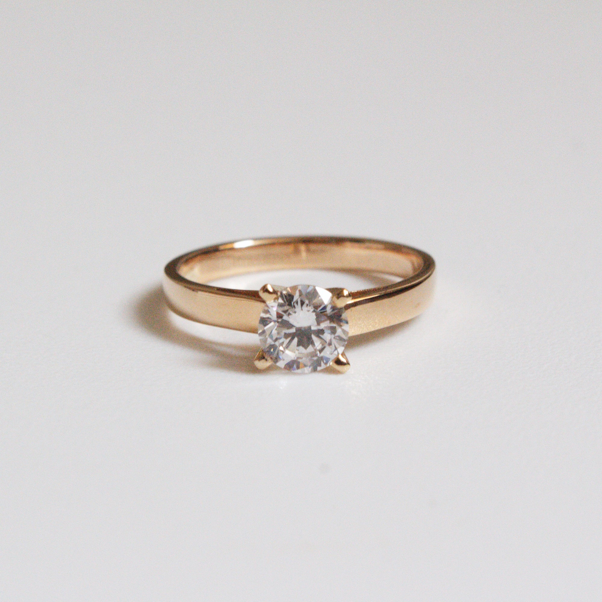 Anillo de Compromiso Solitario en Oro 18k