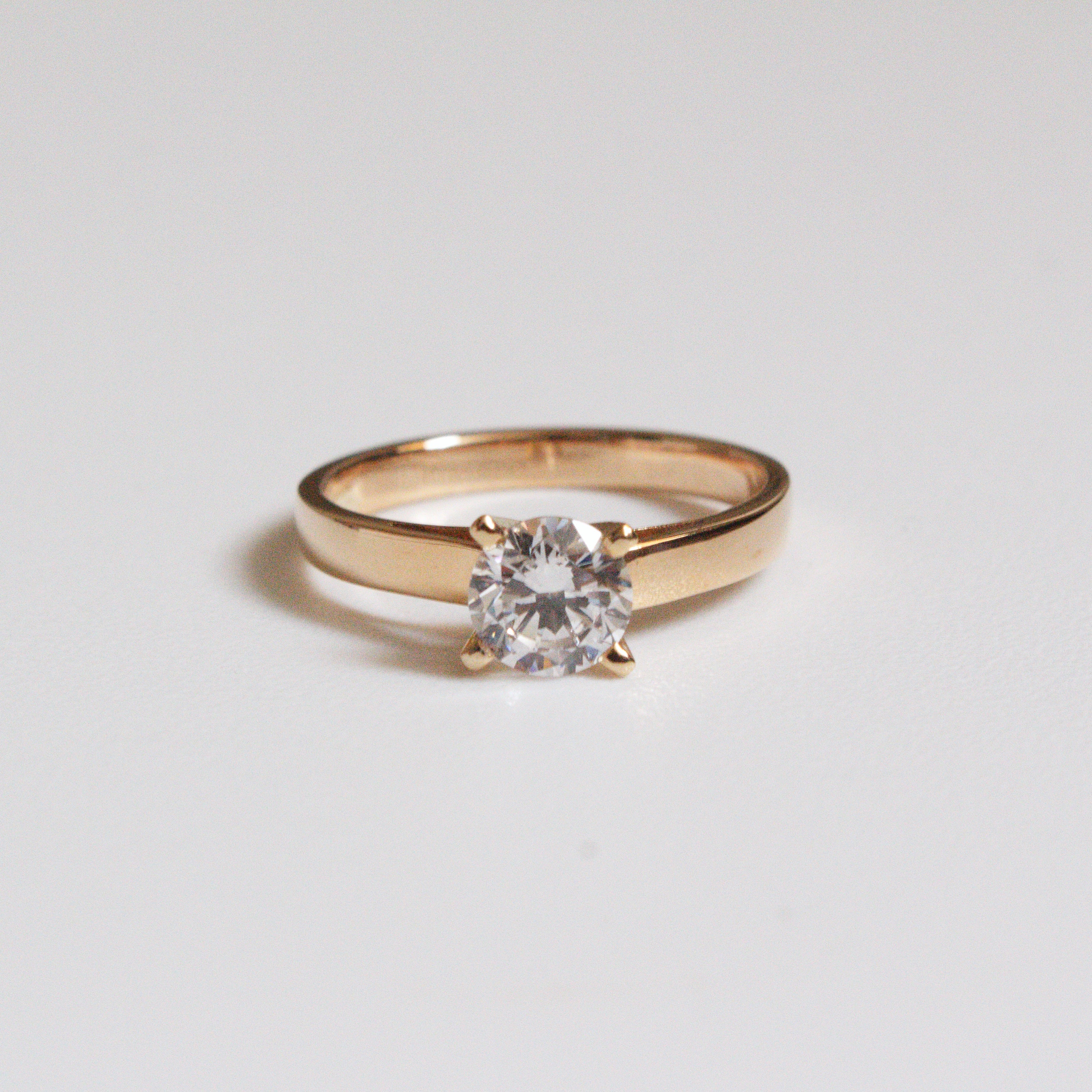 Anillo de Compromiso Solitario en Oro 18k