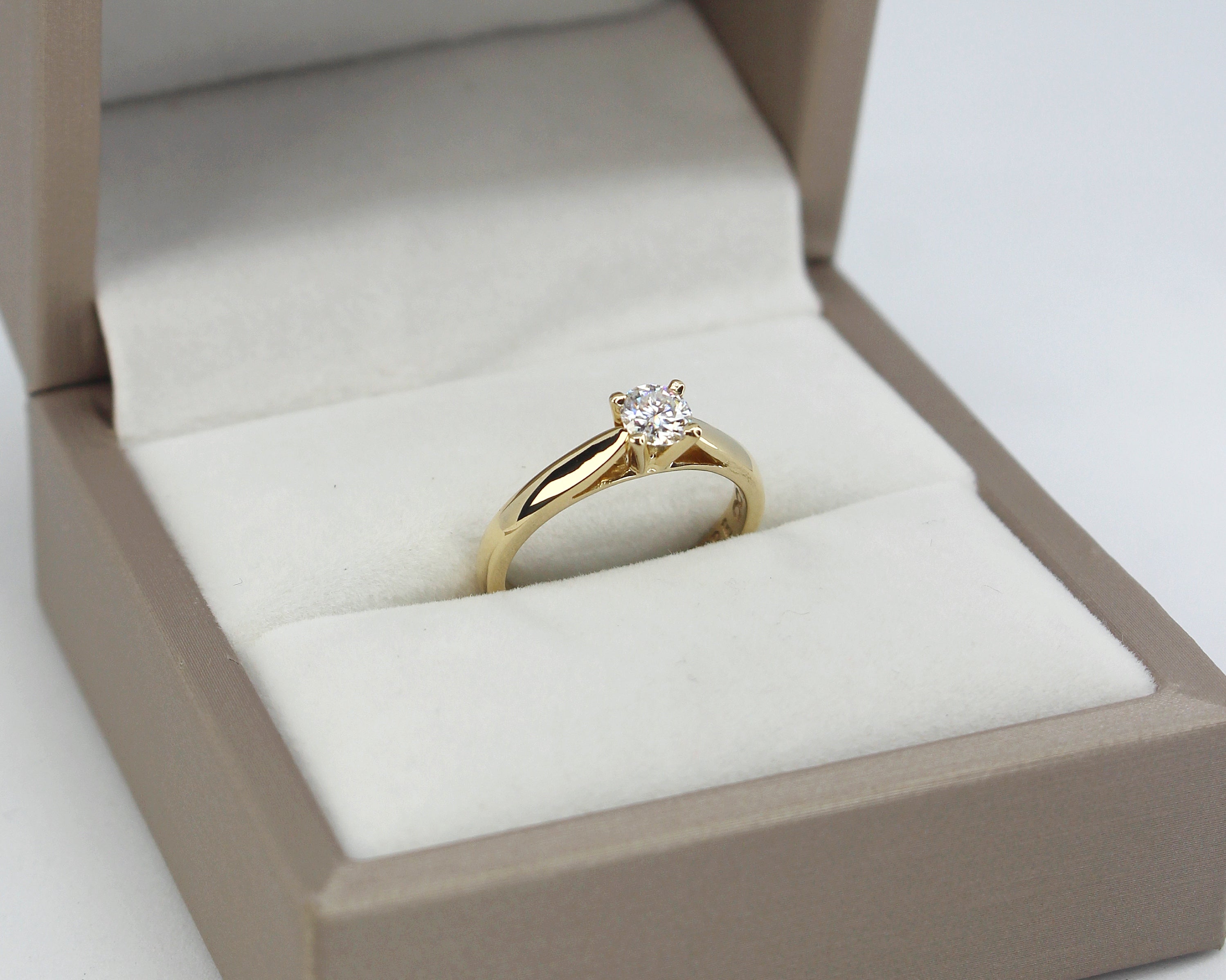 Anillo de Compromiso Clasico en Oro 18k