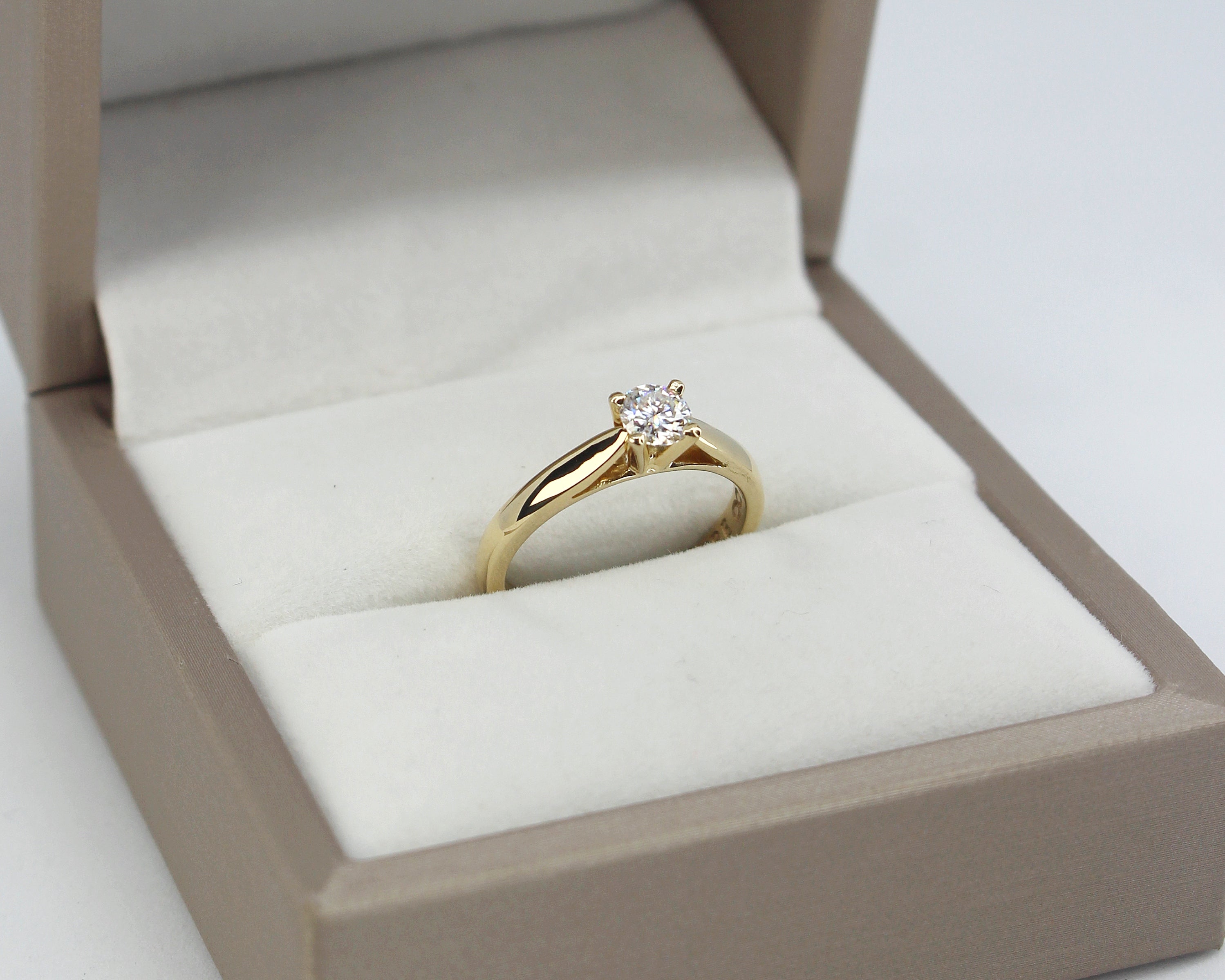 Anillo de Compromiso Clásico en Oro 18k