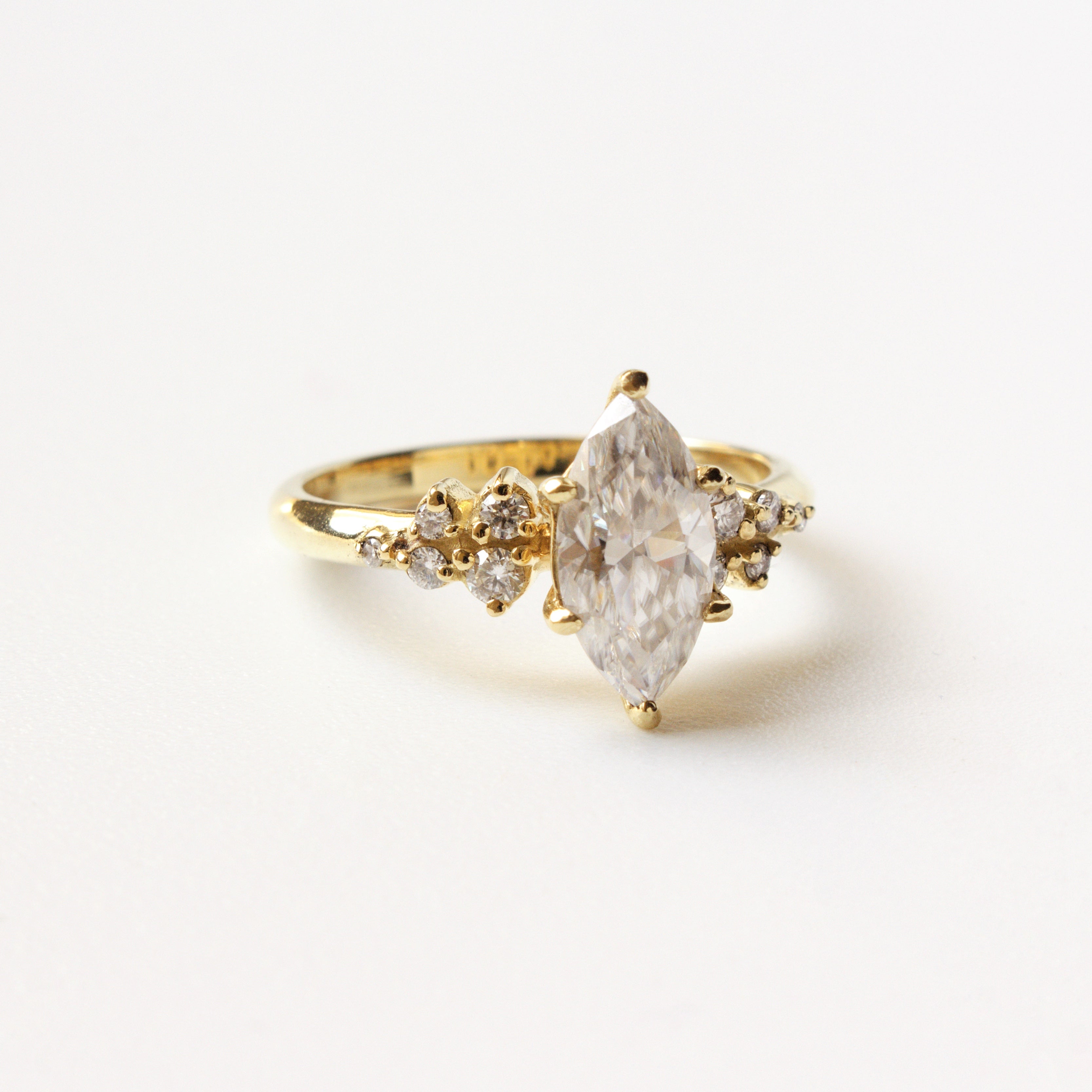 Anillo de Compromiso Serena en Oro 18k