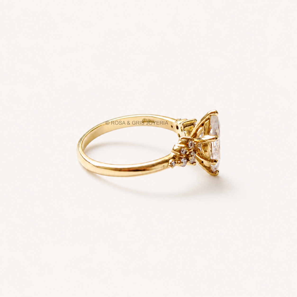 Anillo de Compromiso Serena en Oro 18k