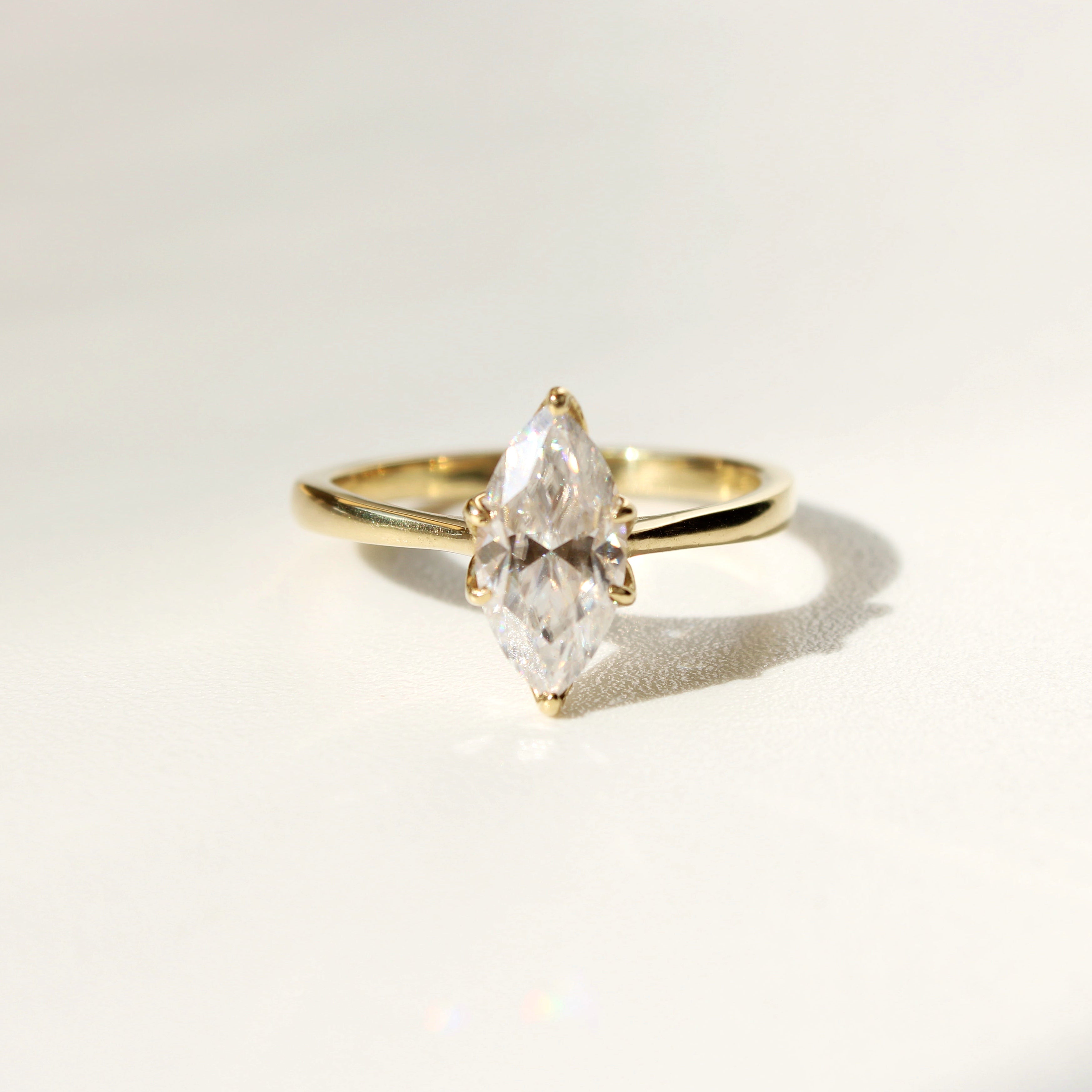 Anillo de Compromiso Marquise Slim en Oro 18k