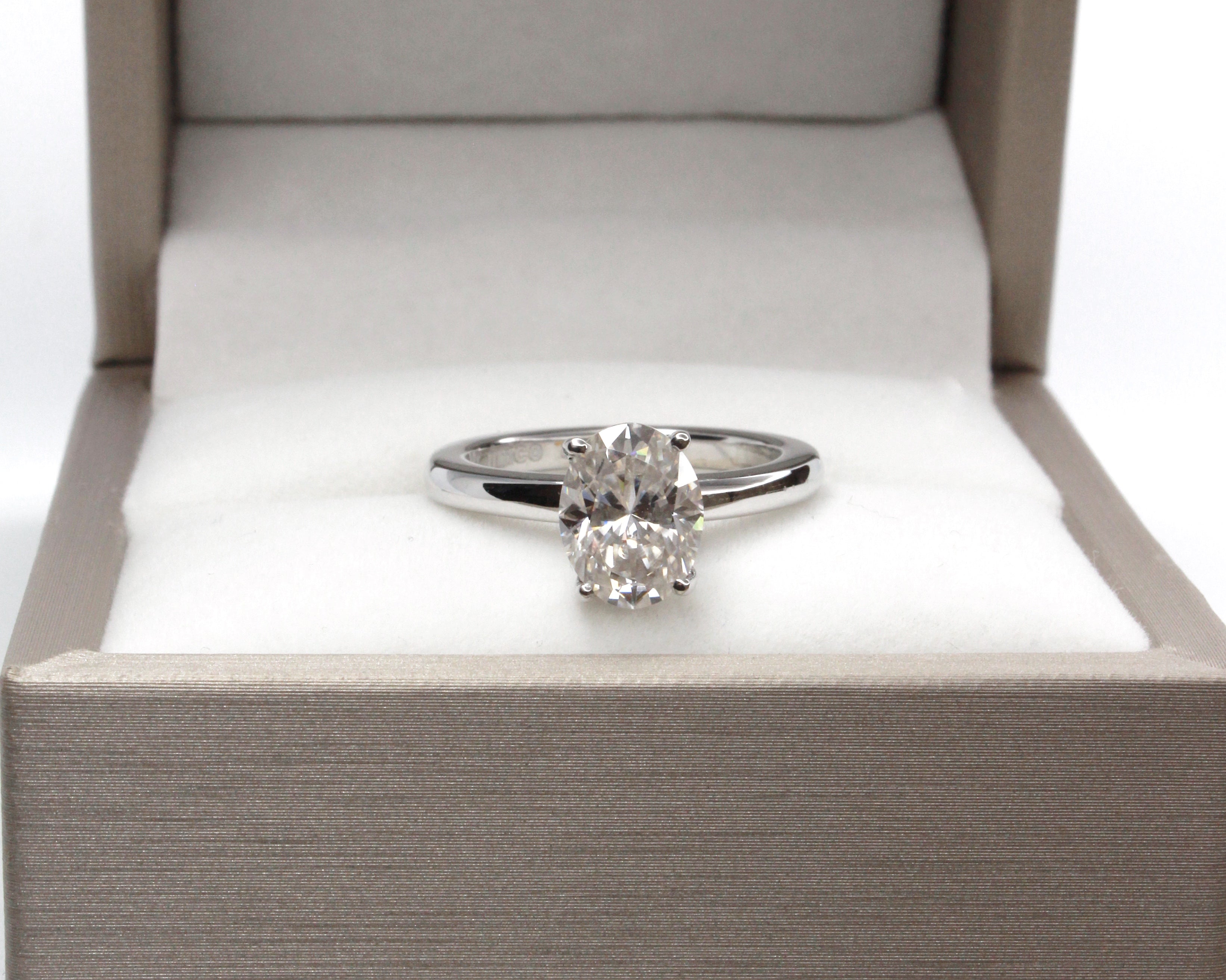 Anillo de Compromiso Oval en Oro 18k