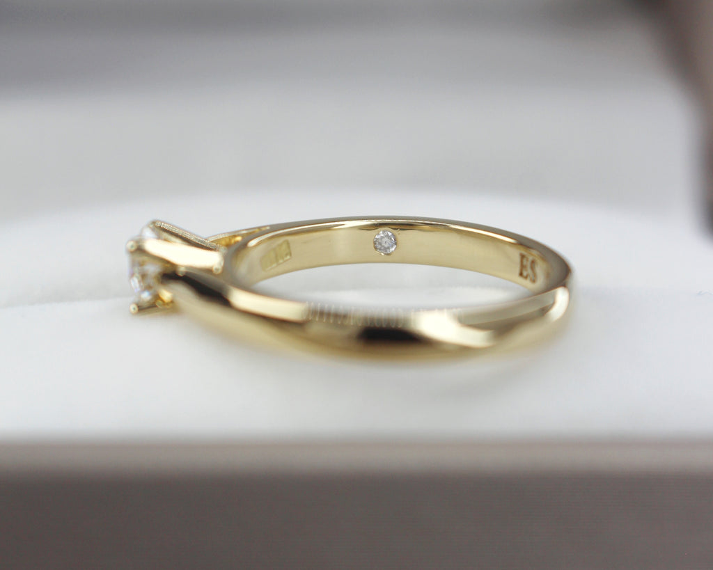 Anillo de Compromiso Clásico en Oro 18k