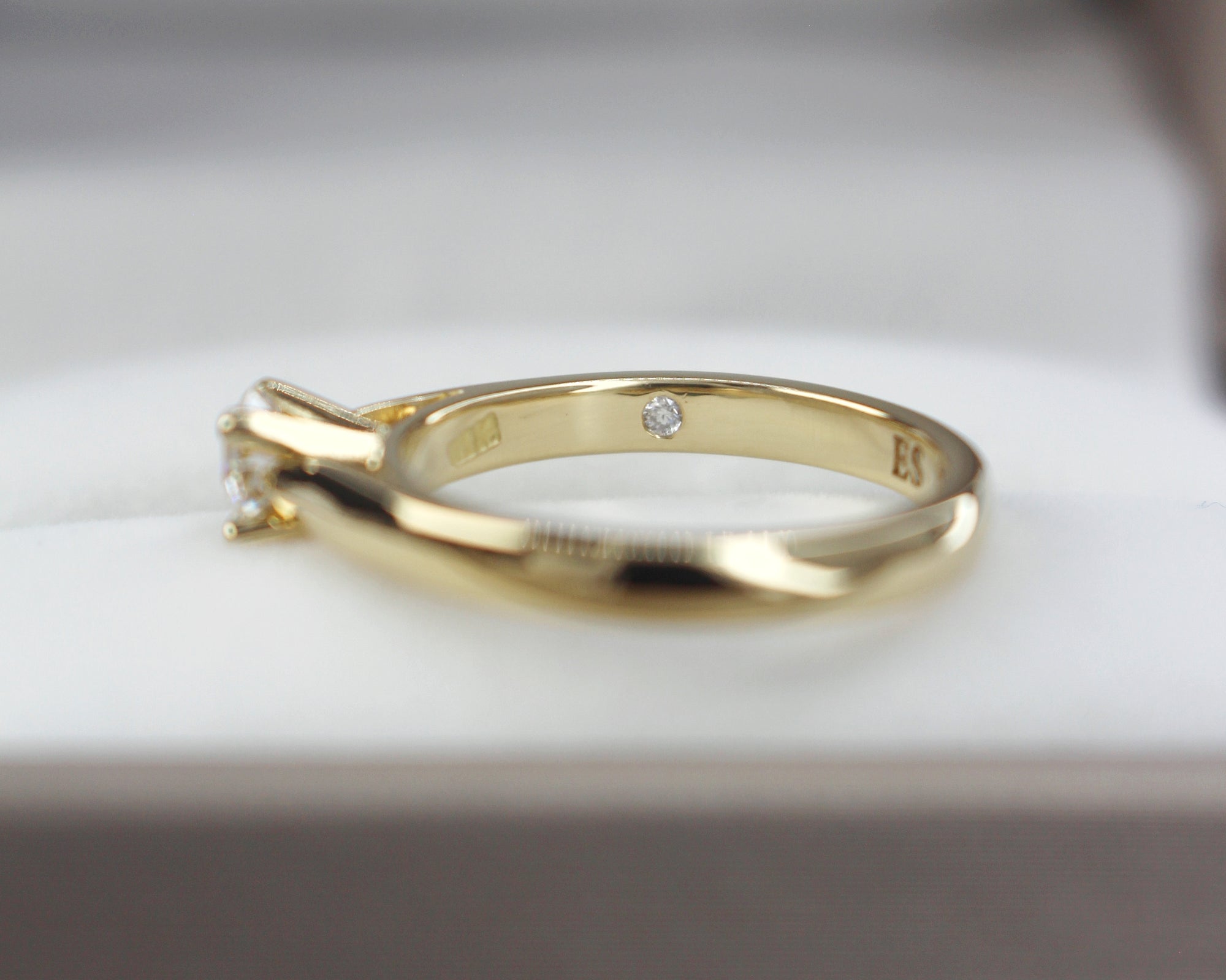 Anillo de Compromiso Clásico en Oro 18k