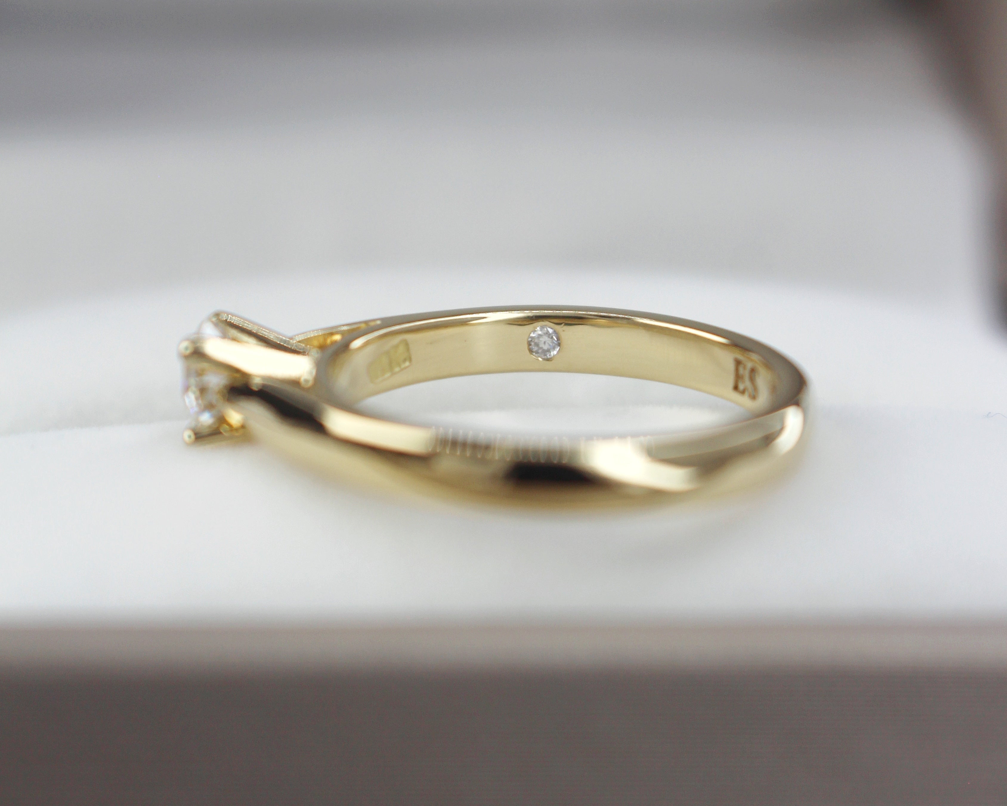 Anillo de Compromiso Clásico en Oro 18k