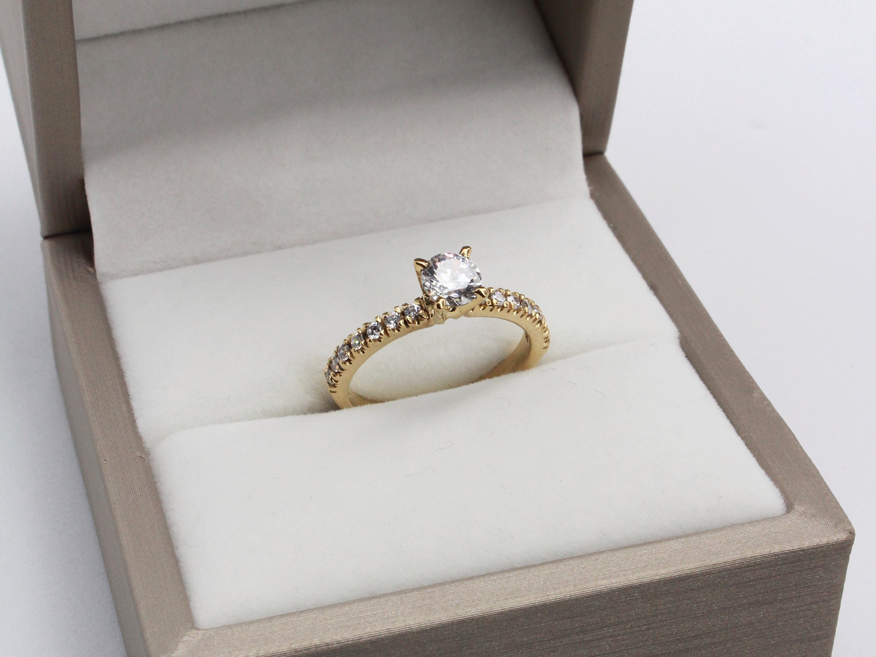 Anillo de Compromiso Annie en Oro 18k