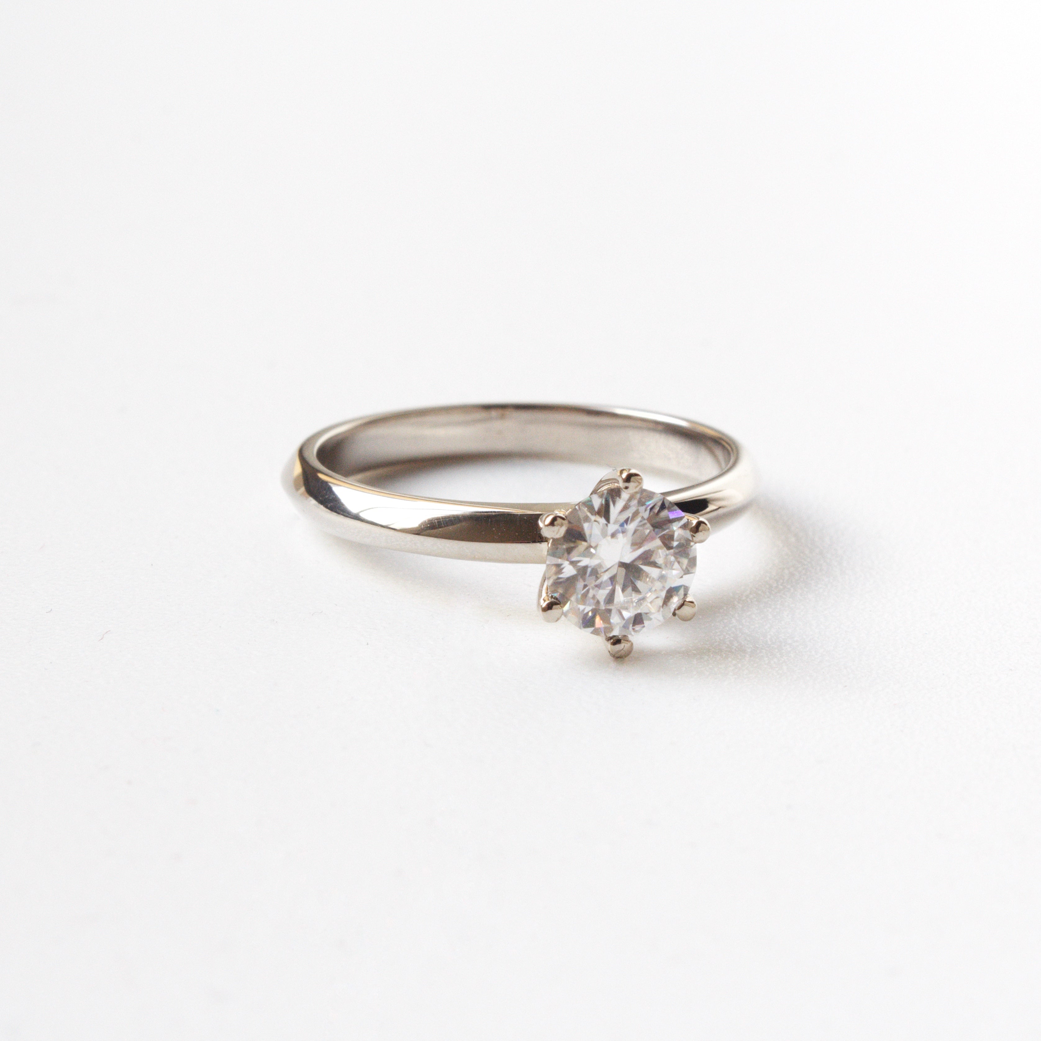 Anillo de Compromiso Elara en Oro 18k