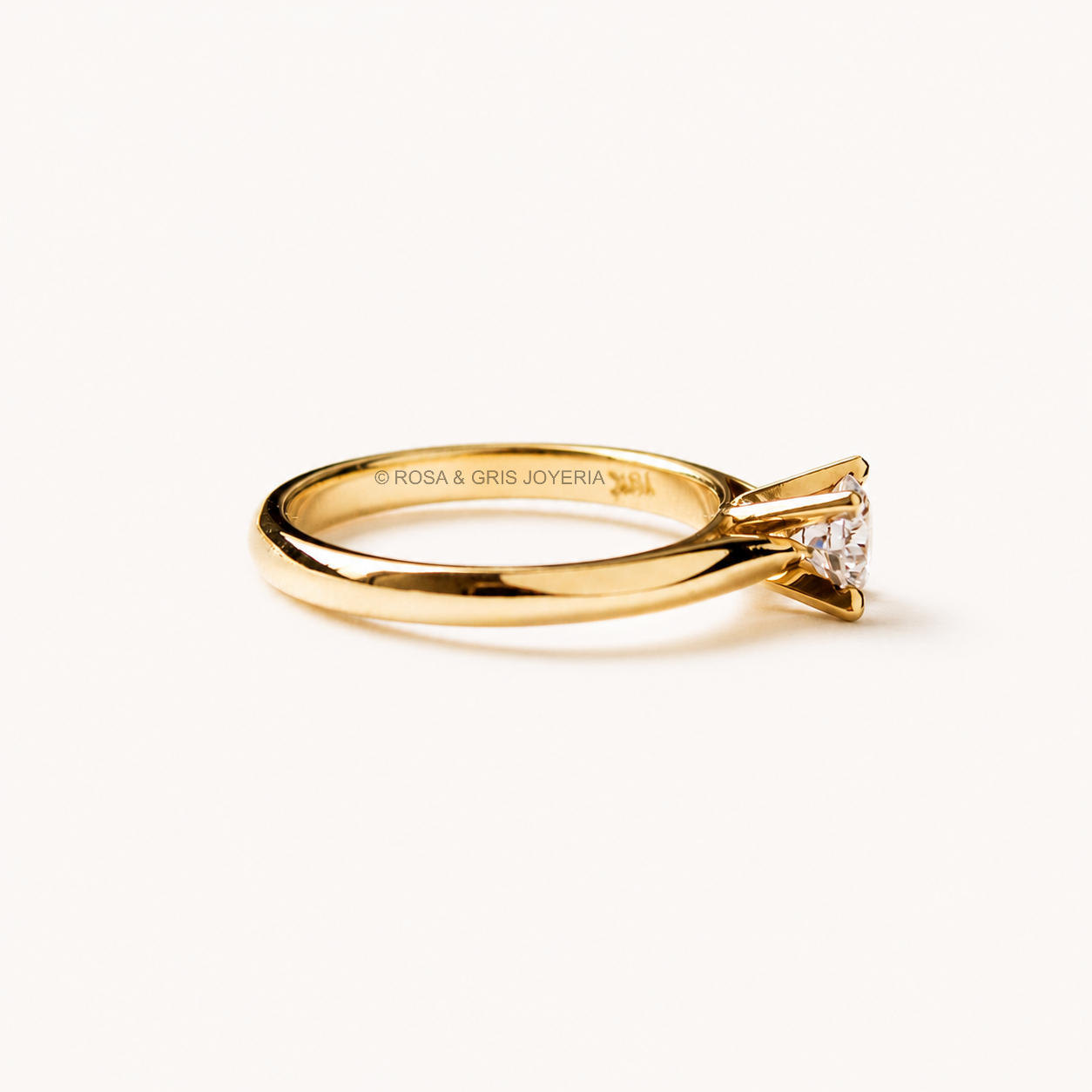 Anillo de Compromiso Clásico en Oro 18k