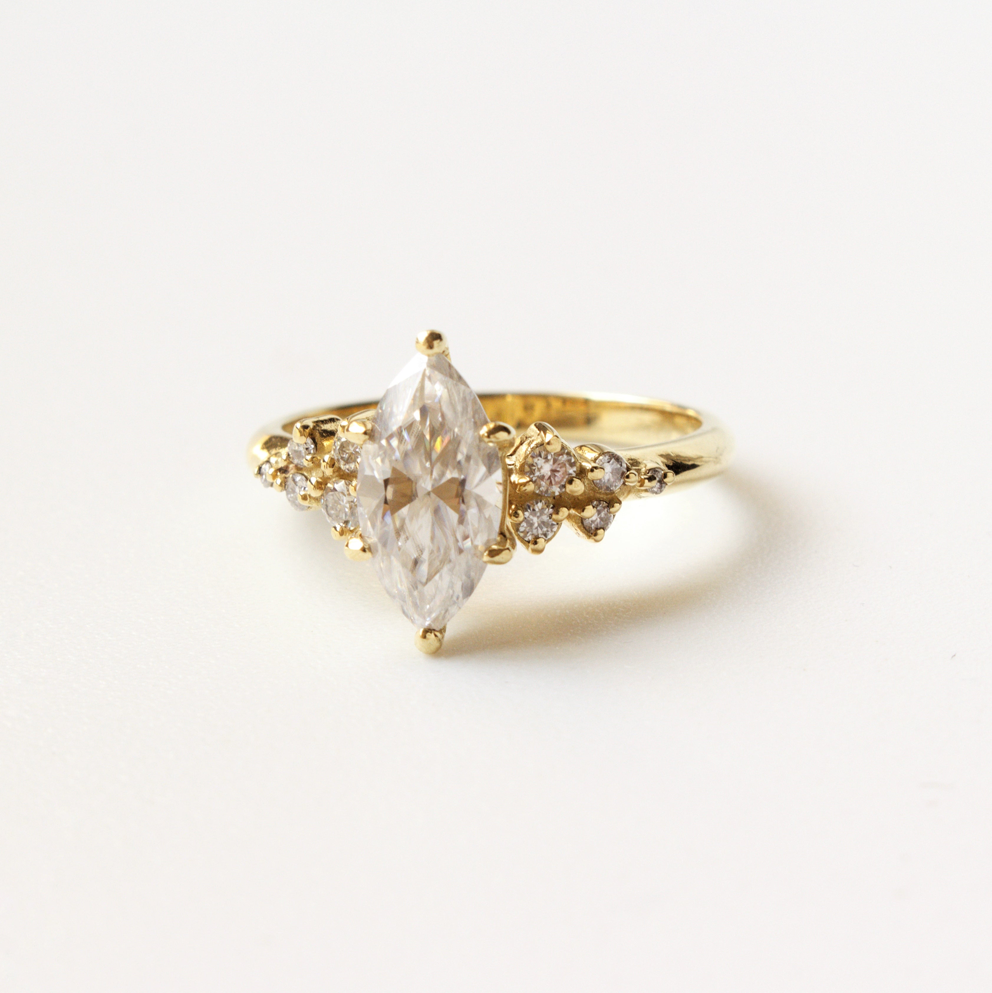 Anillo de Compromiso Serena en Oro 18k