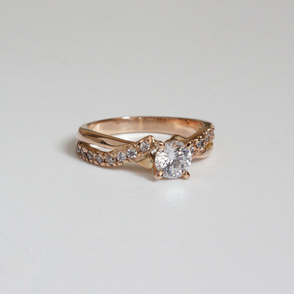 Anillo de Compromiso Entrelazada en Oro 18k