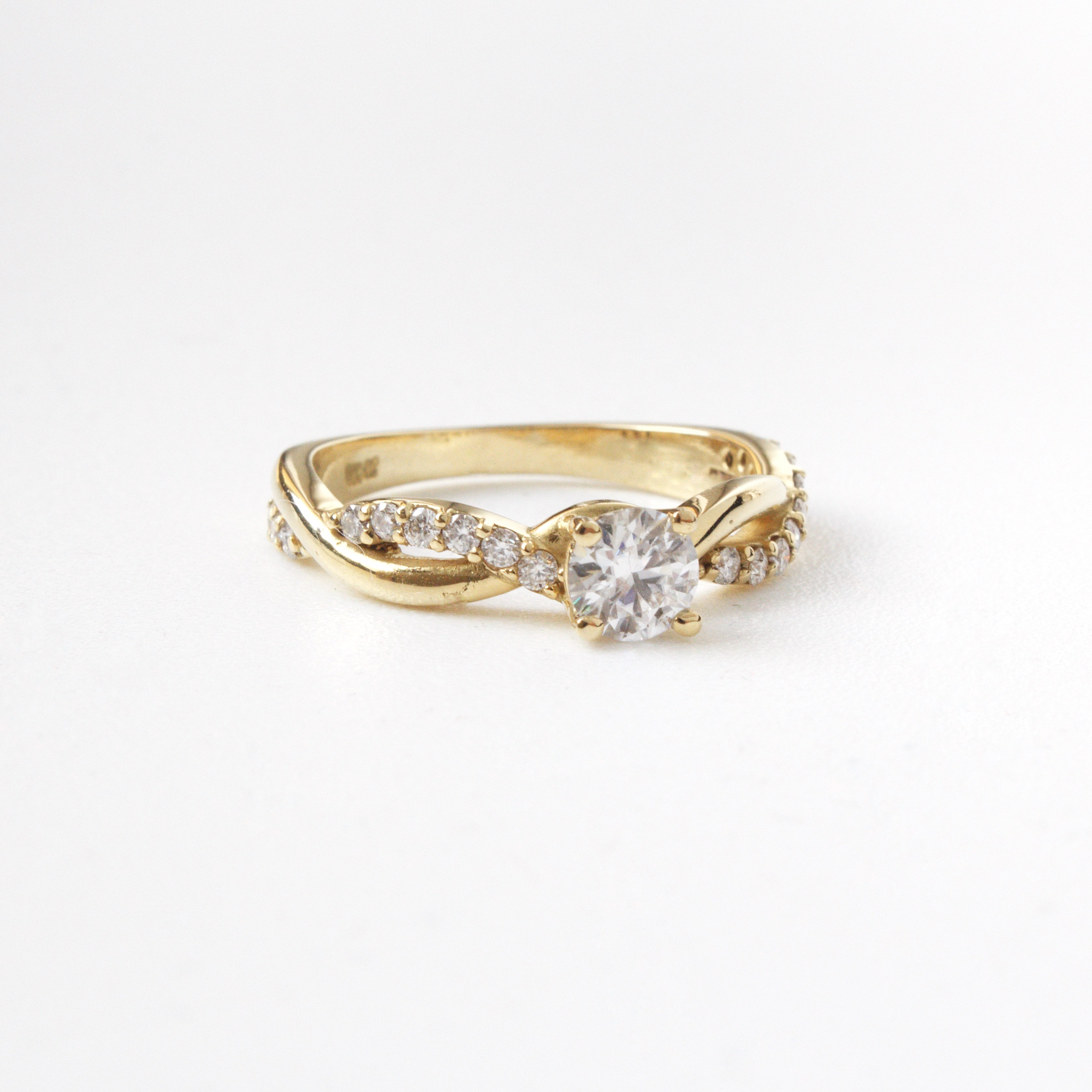 Anillo de Compromiso Infinito en Oro 18k