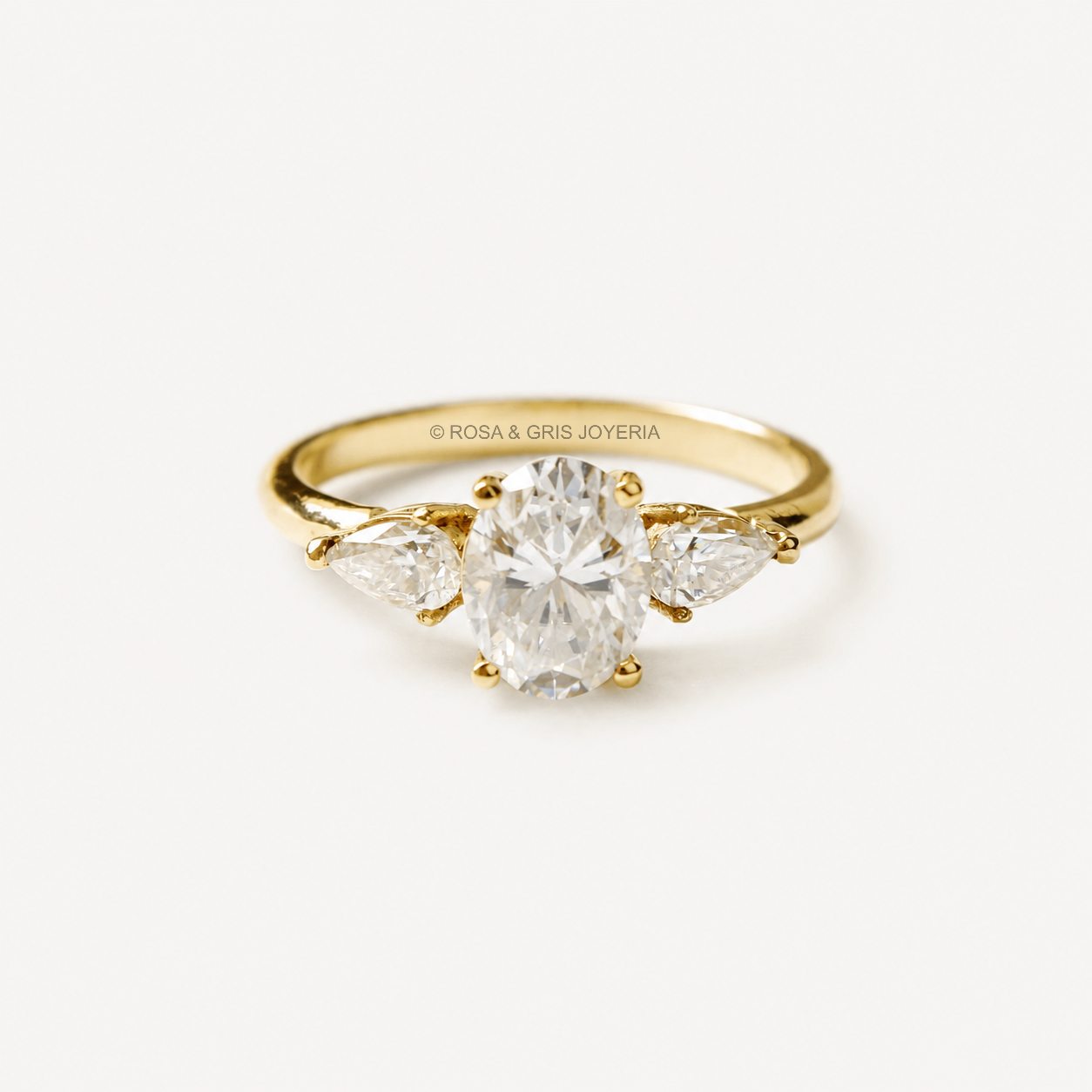 Anillo de Compromiso Oval 3 en Oro 18k