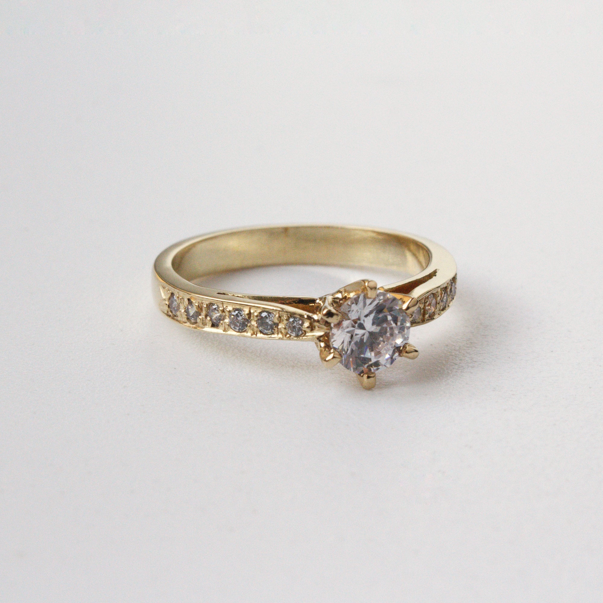 Anillo de Compromiso Eterno en Oro 18k