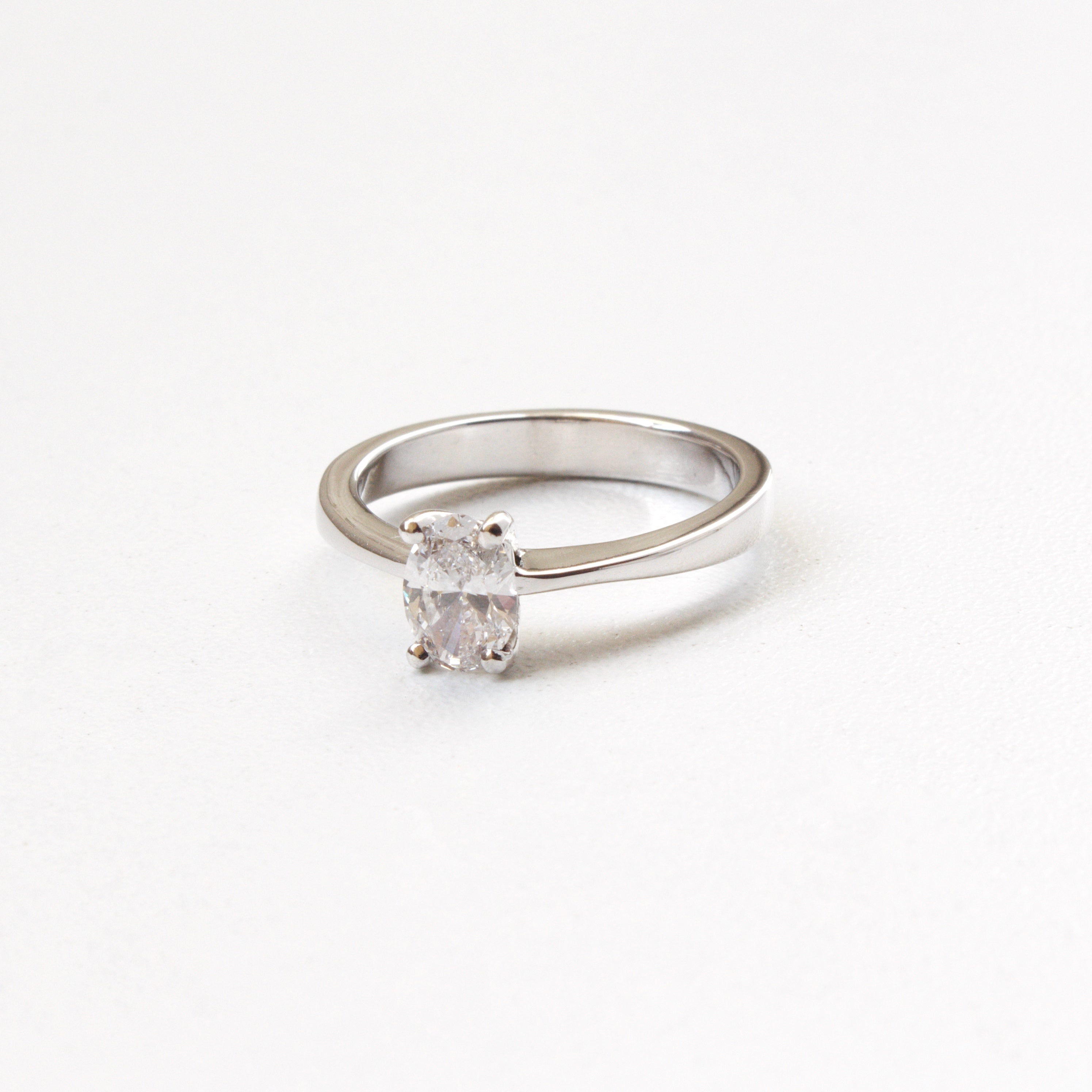 Anillo de Compromiso Oval Diamante de Laboratorio IGI 0.50ct en Oro 18k