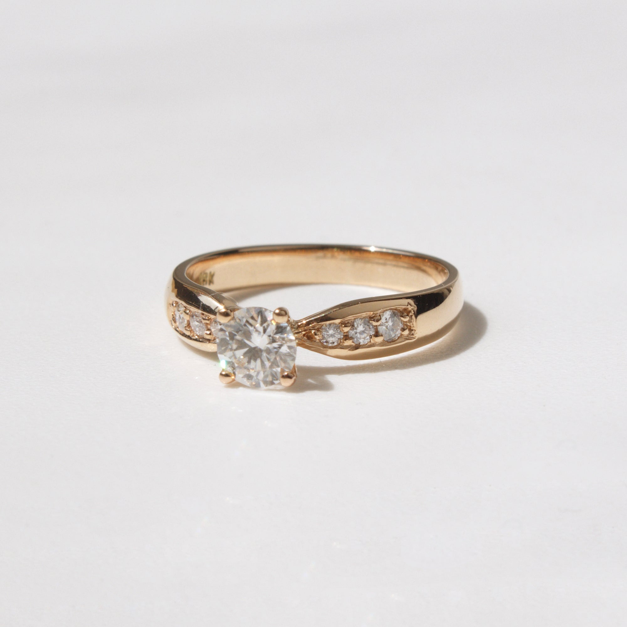 Anillo de Compromiso Nia en Oro 18k