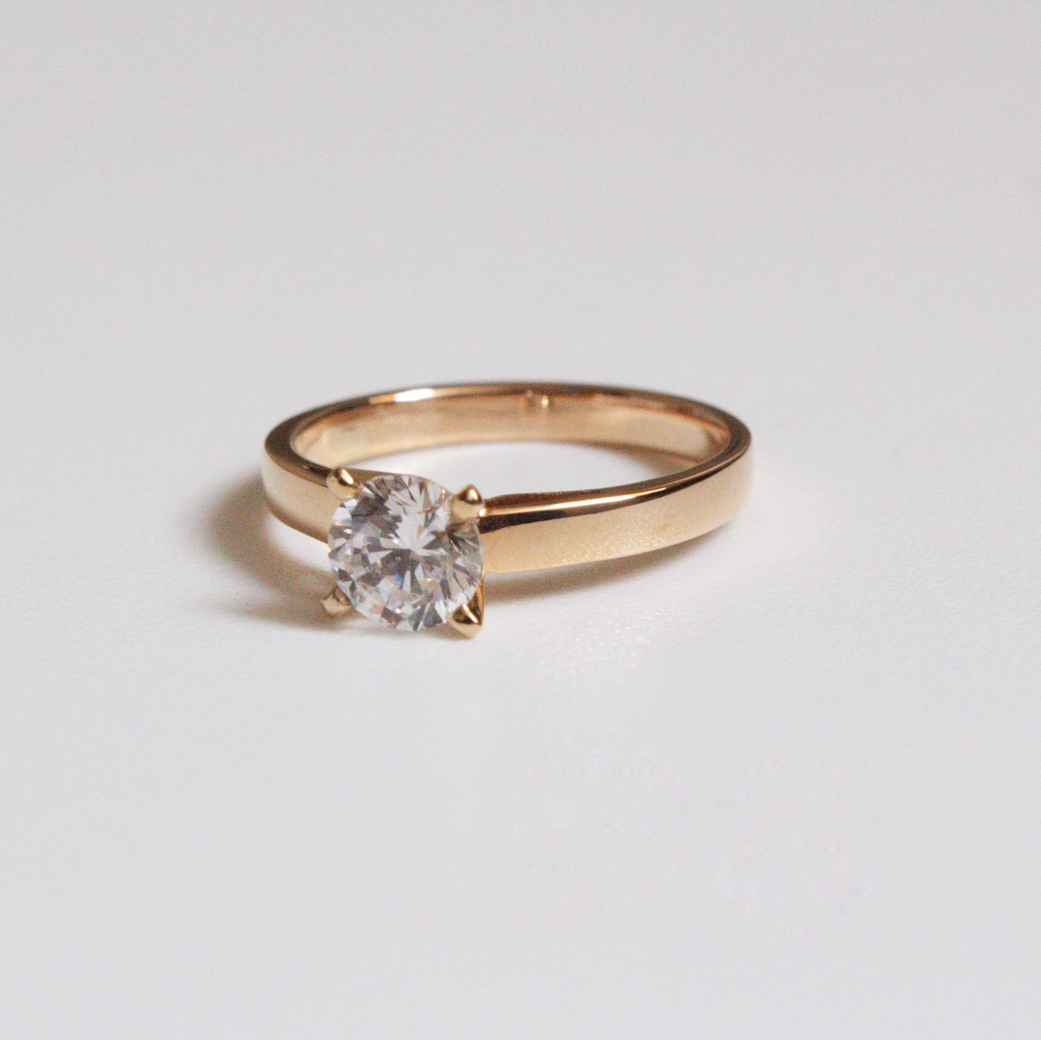 Anillo de Compromiso Solitario en Oro 18k