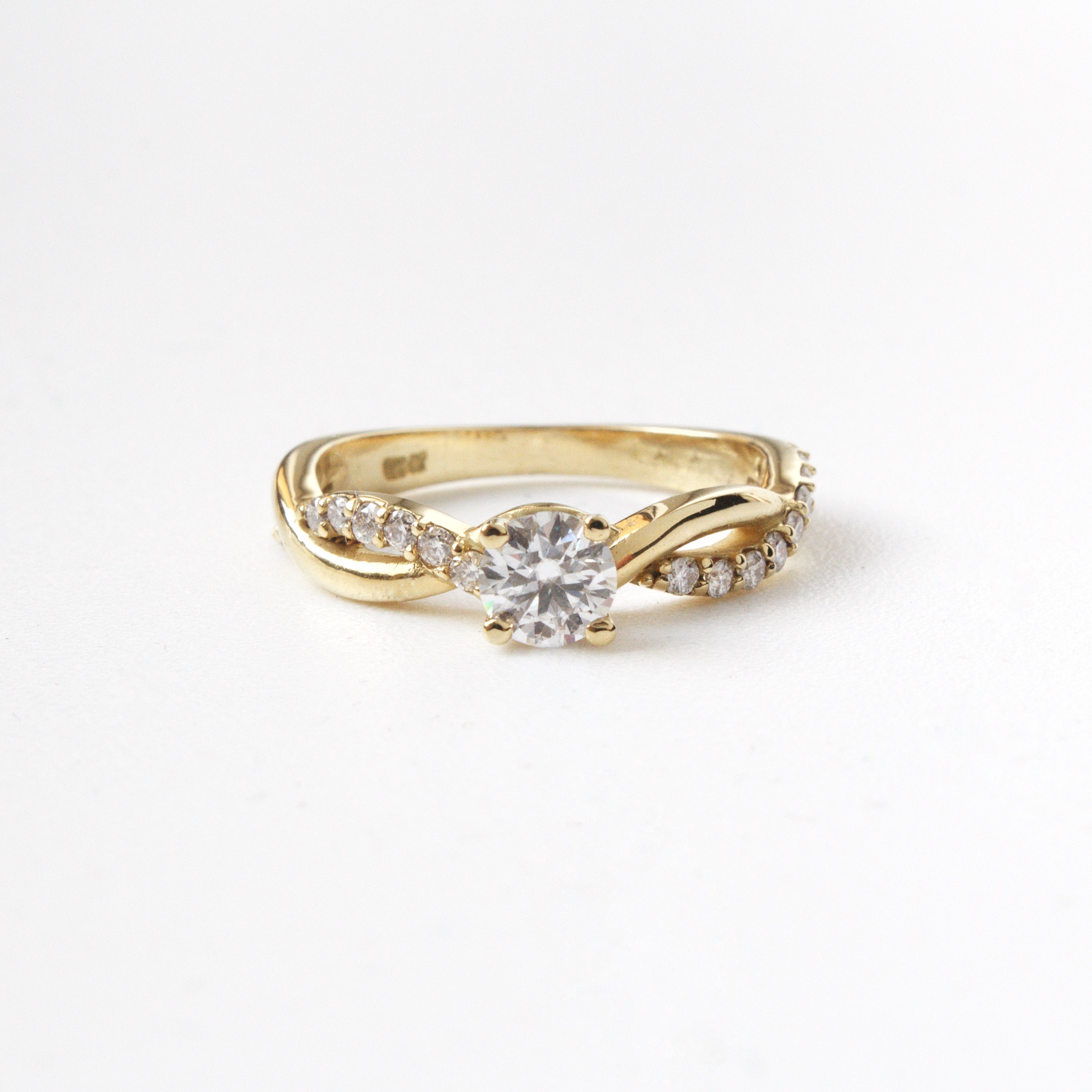 Anillo de Compromiso Infinito en Oro 18k