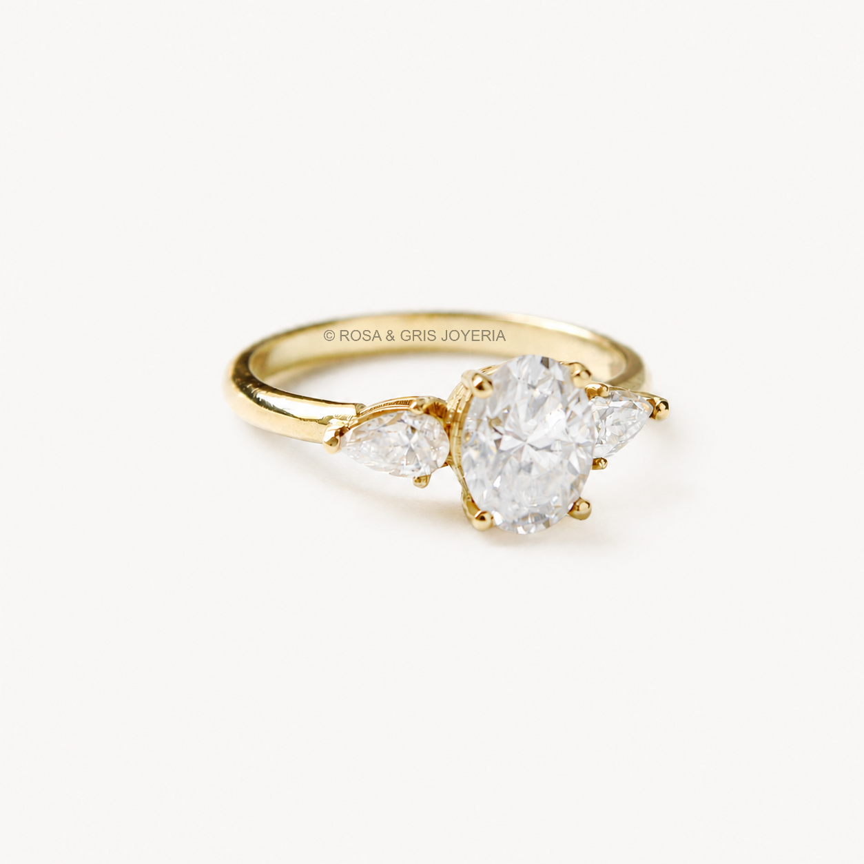 Anillo de Compromiso Oval 3 en Oro 18k