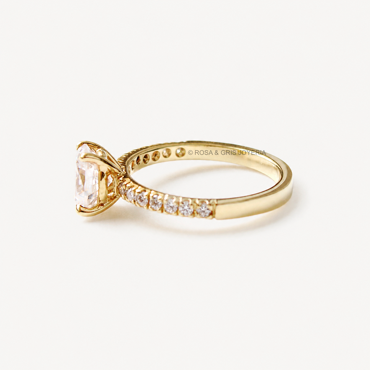 Anillo de Compromiso Oval 2 en Oro 18k