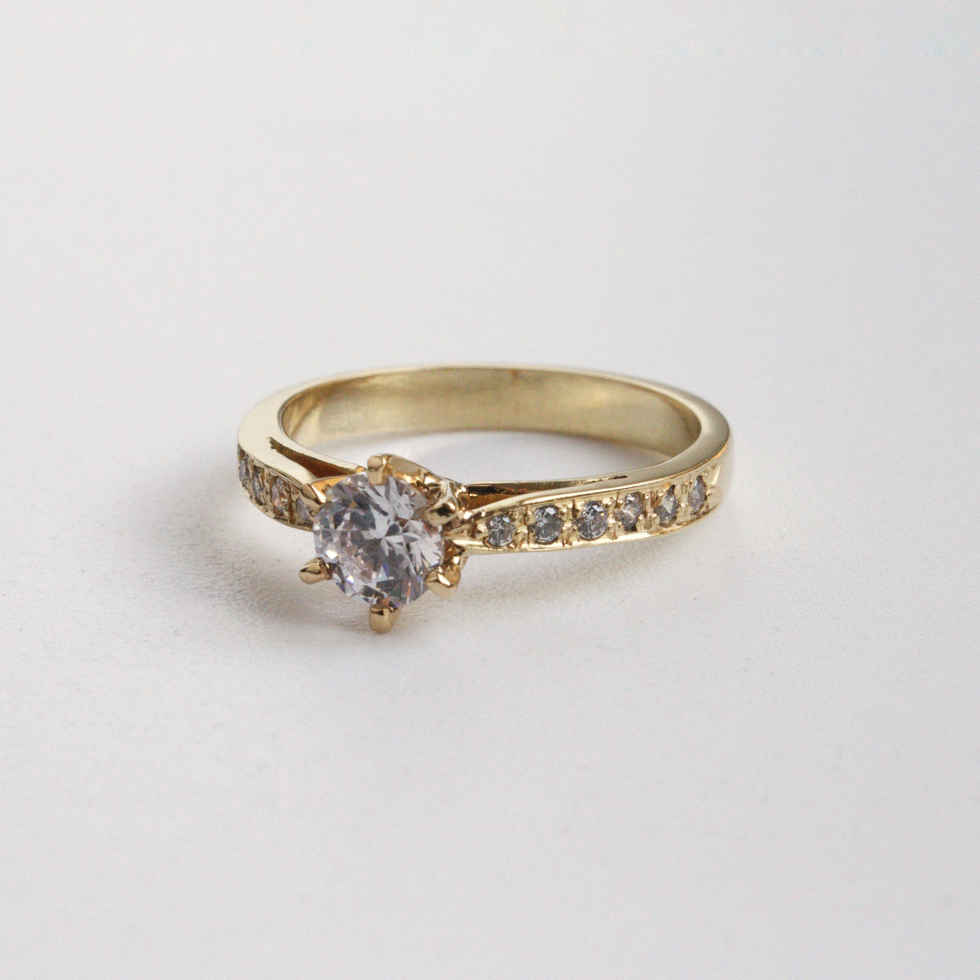 Anillo de Compromiso Eterno en Oro 18k
