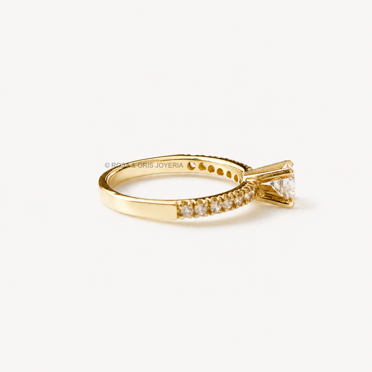 Anillo de Compromiso Annie en Oro 18k