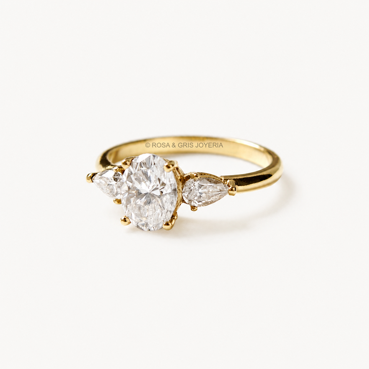 Anillo de Compromiso Oval 3 en Oro 18k