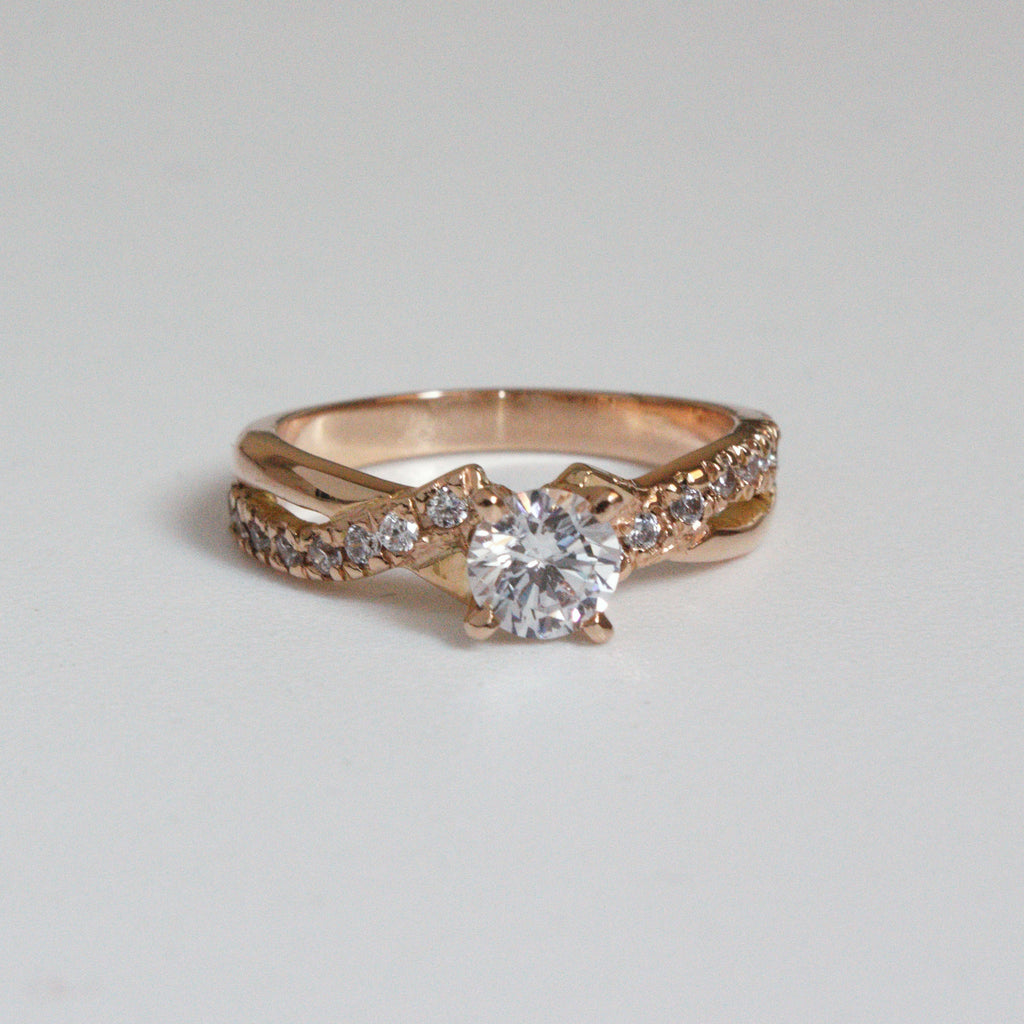 Anillo de Compromiso Entrelazada en Oro 18k