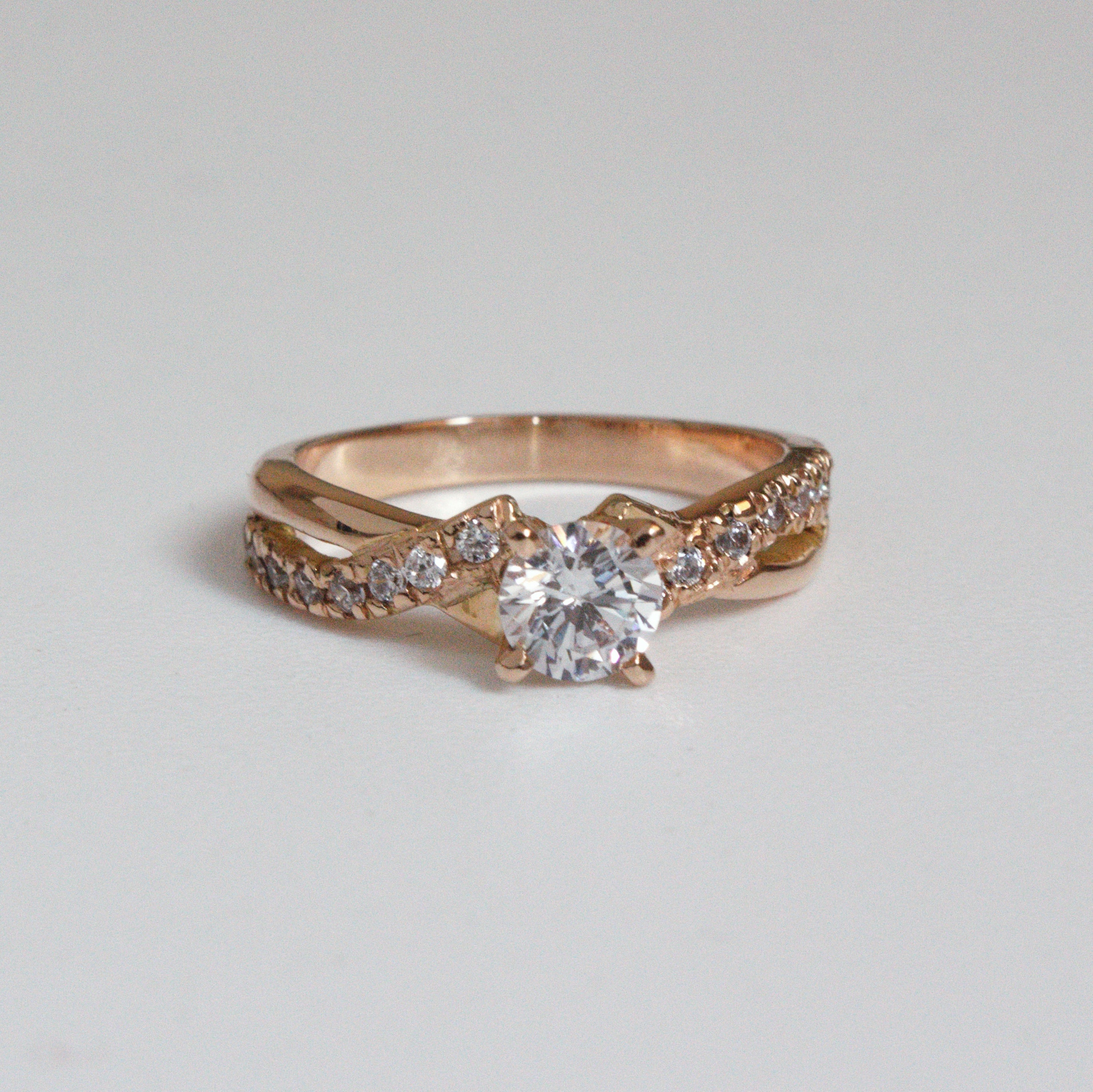 Anillo de Compromiso Entrelazada en Oro 18k