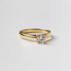 Anillo de Compromiso Clásico en Oro 18k