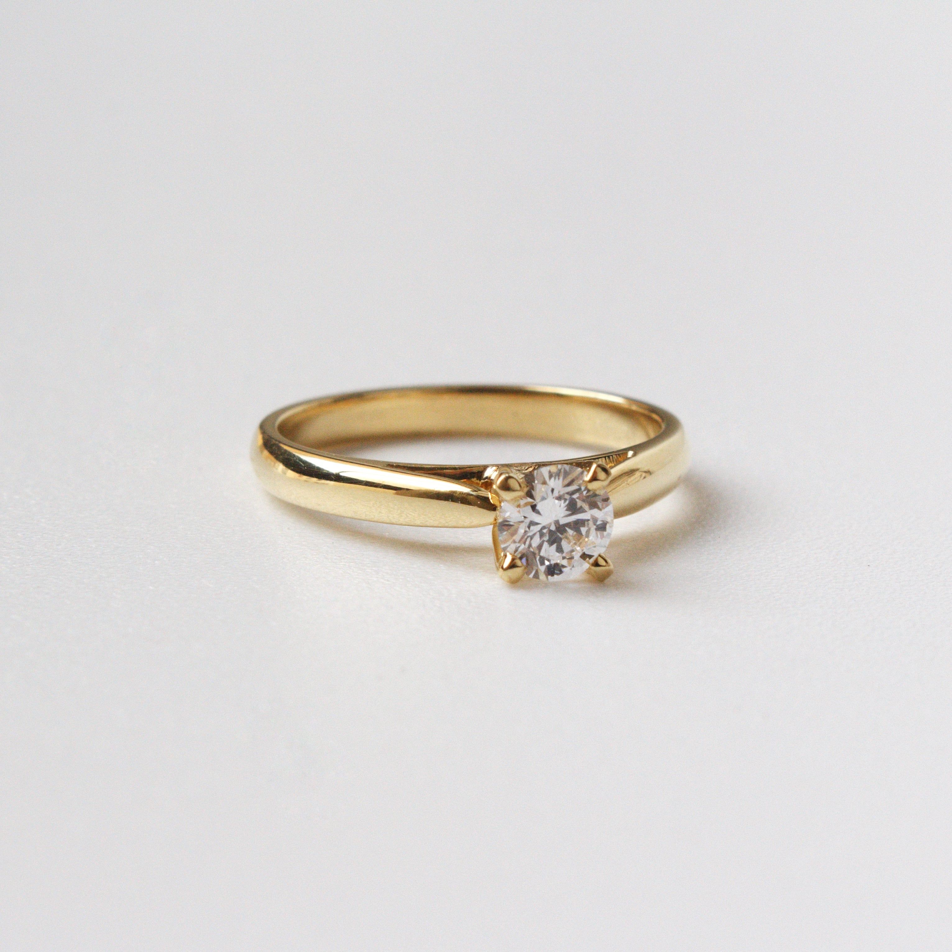 Anillo de Compromiso Clásico en Oro 18k