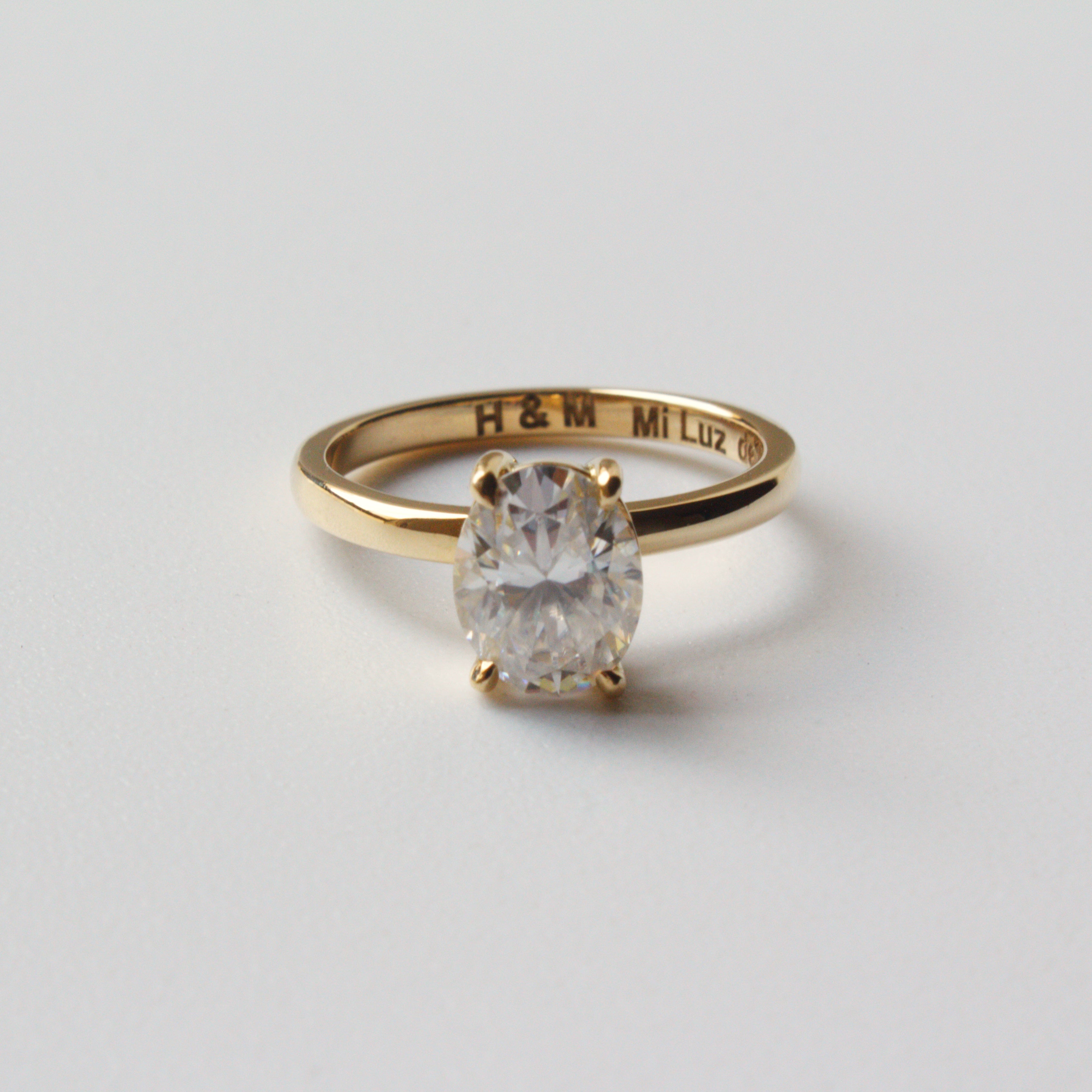Anillo de Compromiso Oval en Oro 18k