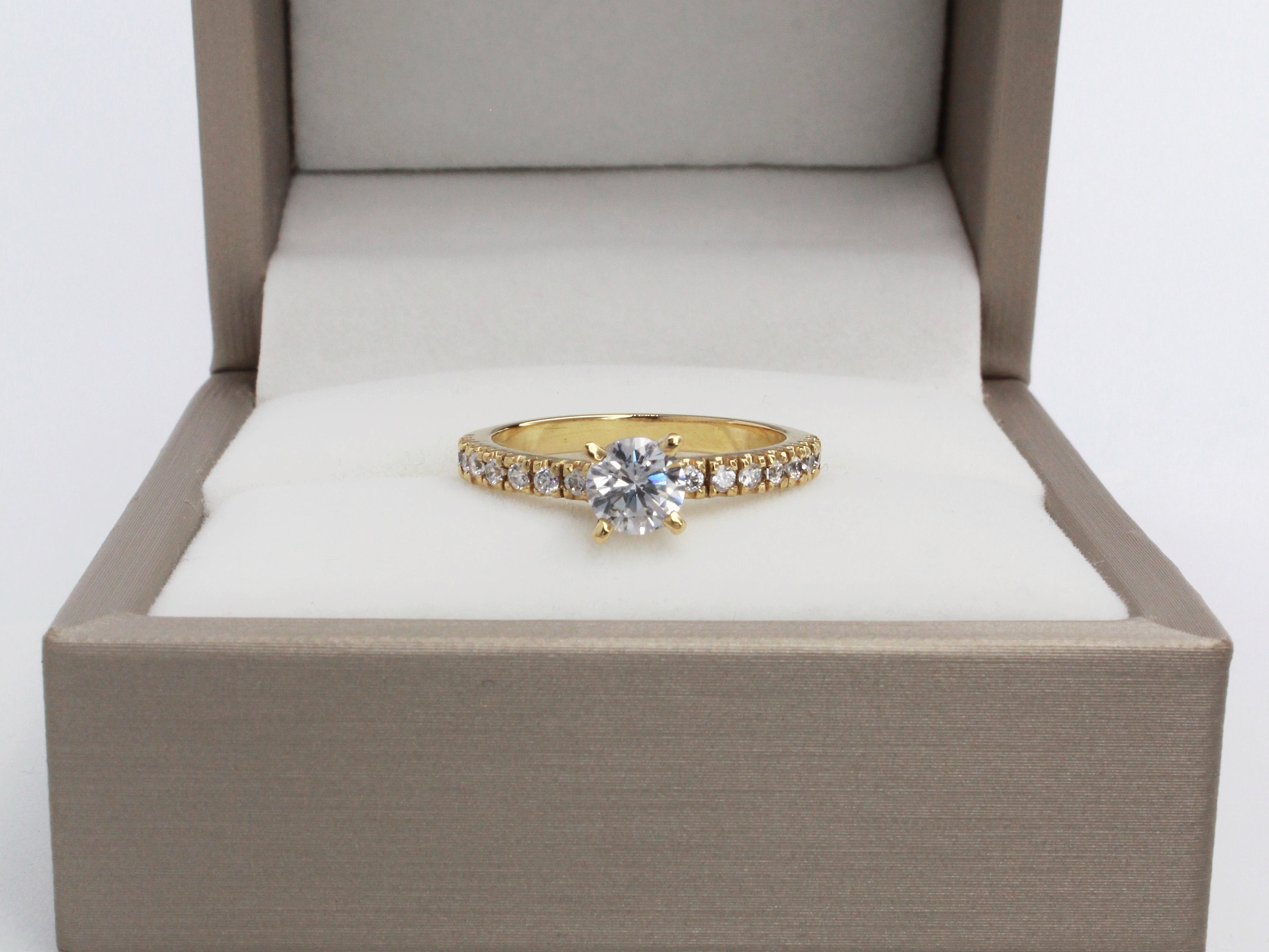 Anillo de Compromiso Annie en Oro 18k