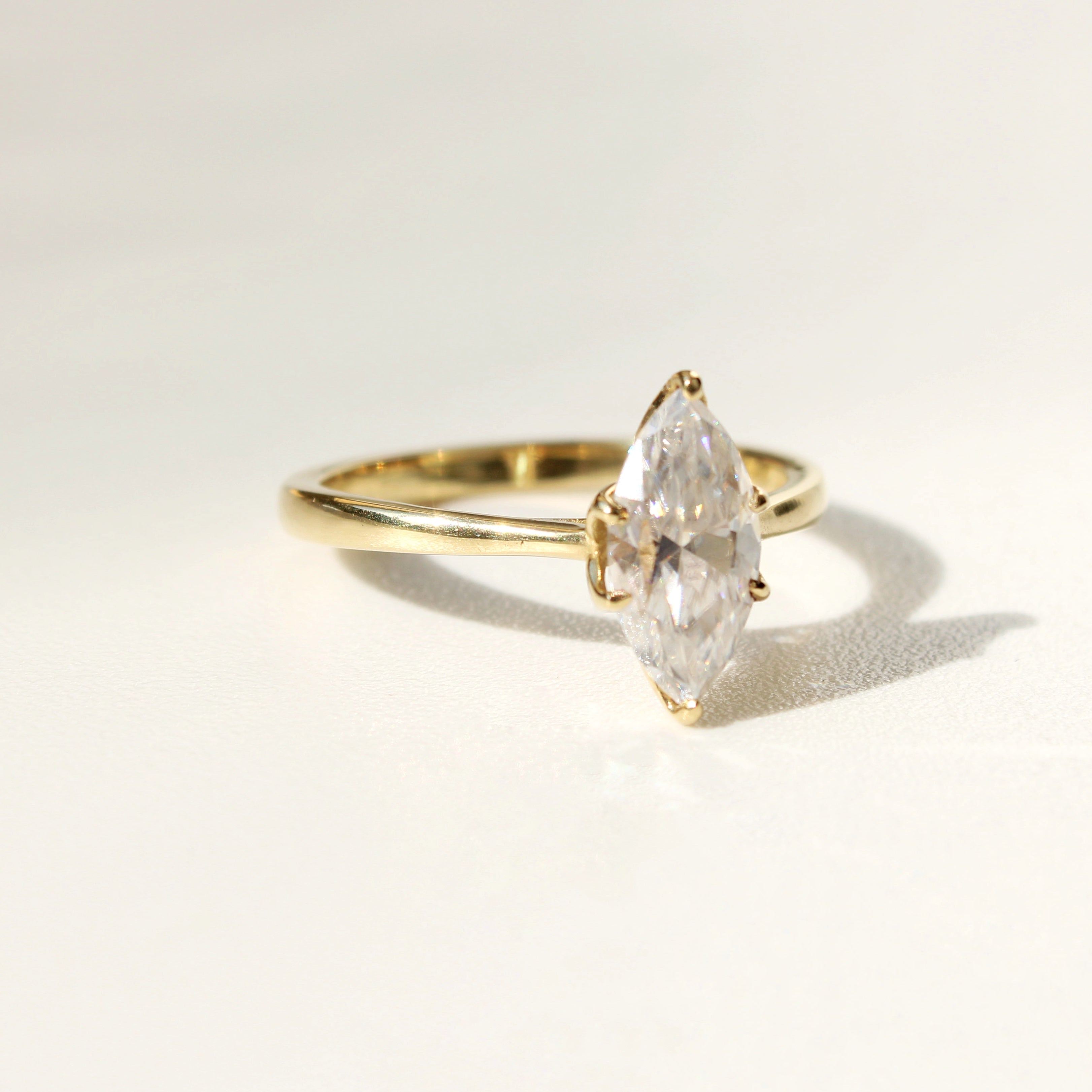 Anillo de Compromiso Marquise Slim en Oro 18k