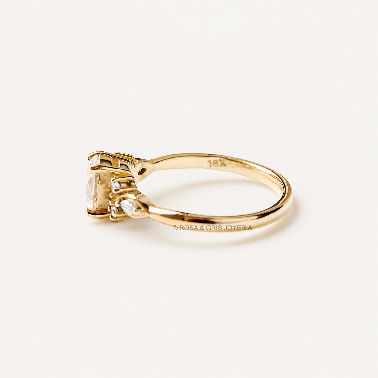Anillo de Compromiso Oval 4 en Oro 18k