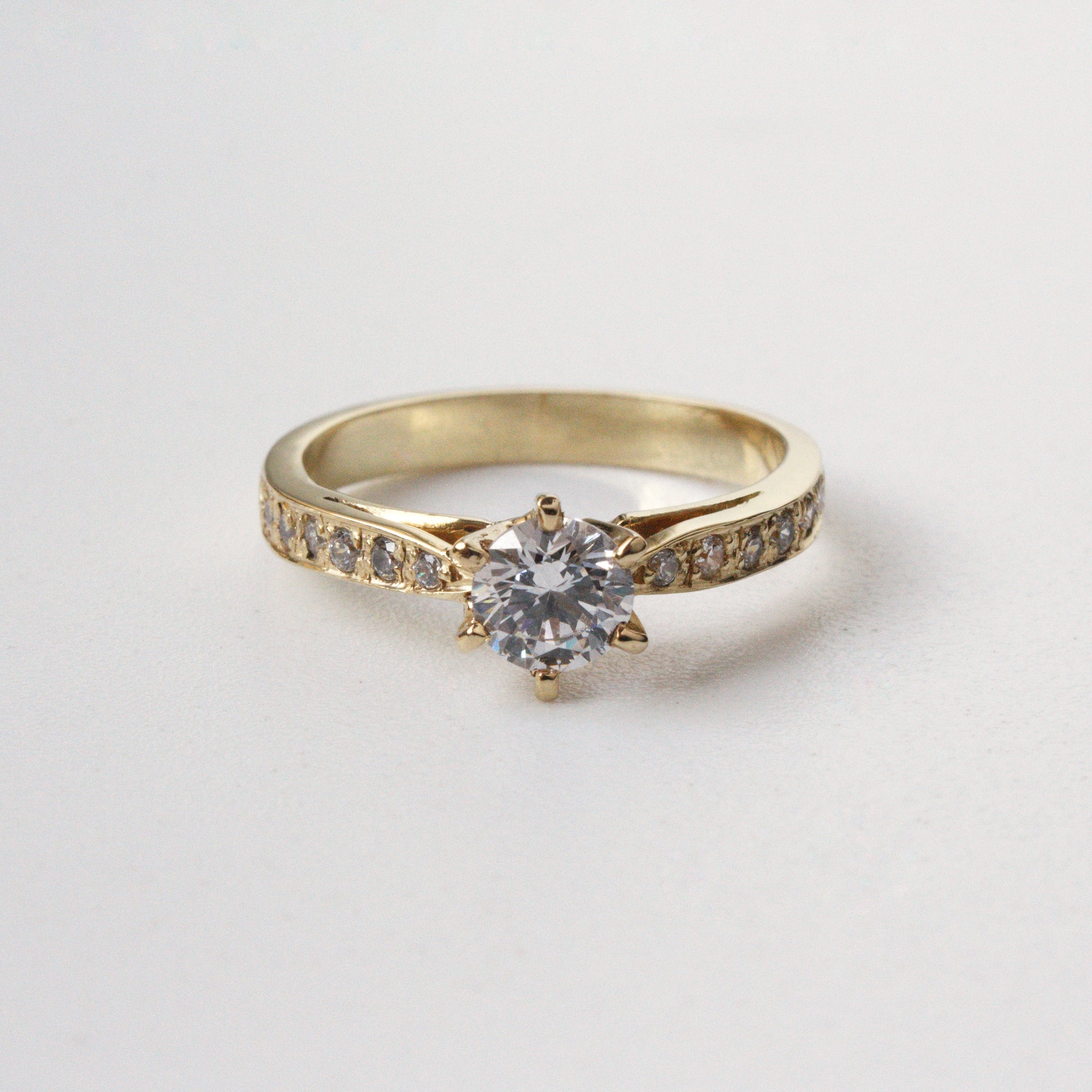 Anillo de Compromiso Eterno en Oro 18k