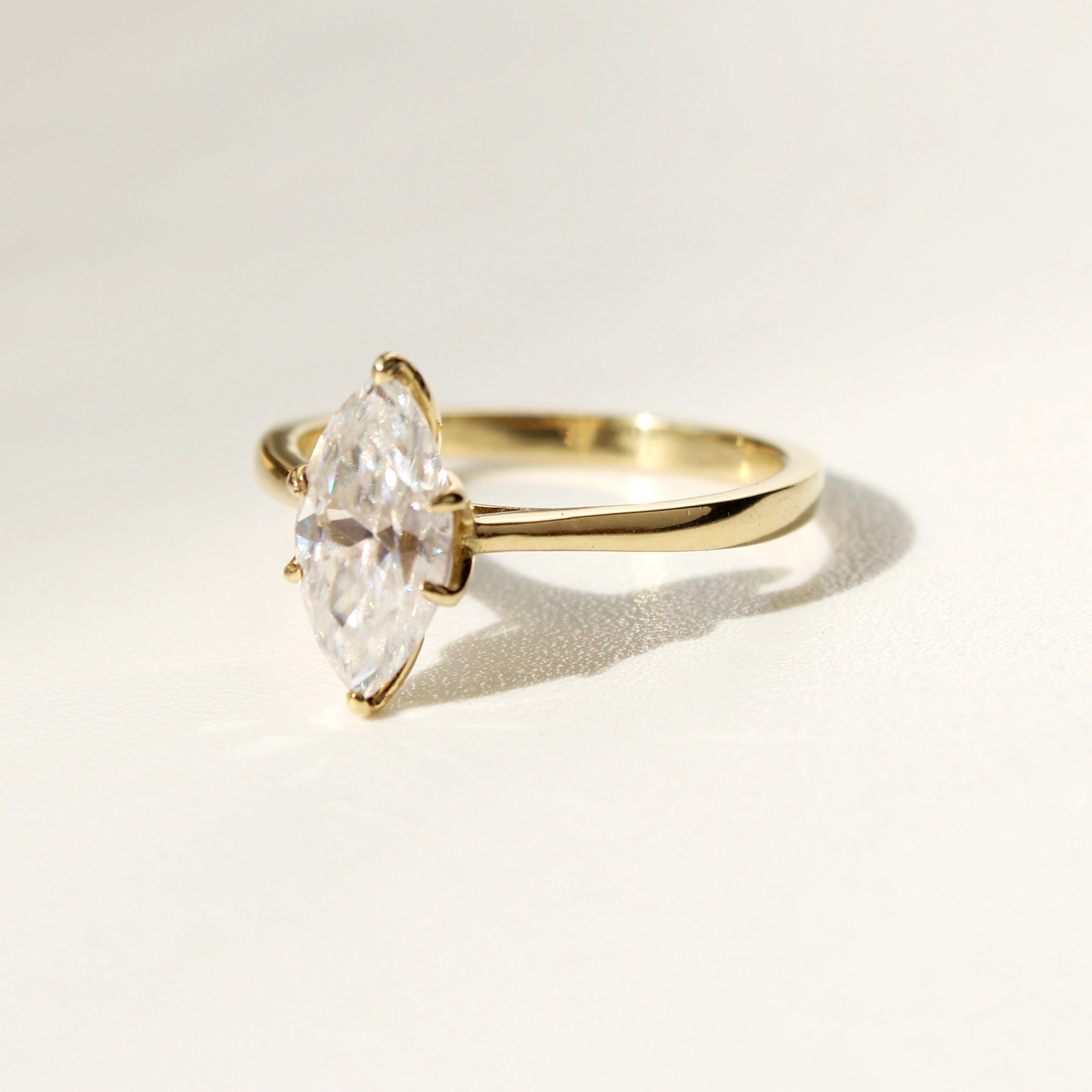 Anillo de Compromiso Marquise Slim en Oro 18k