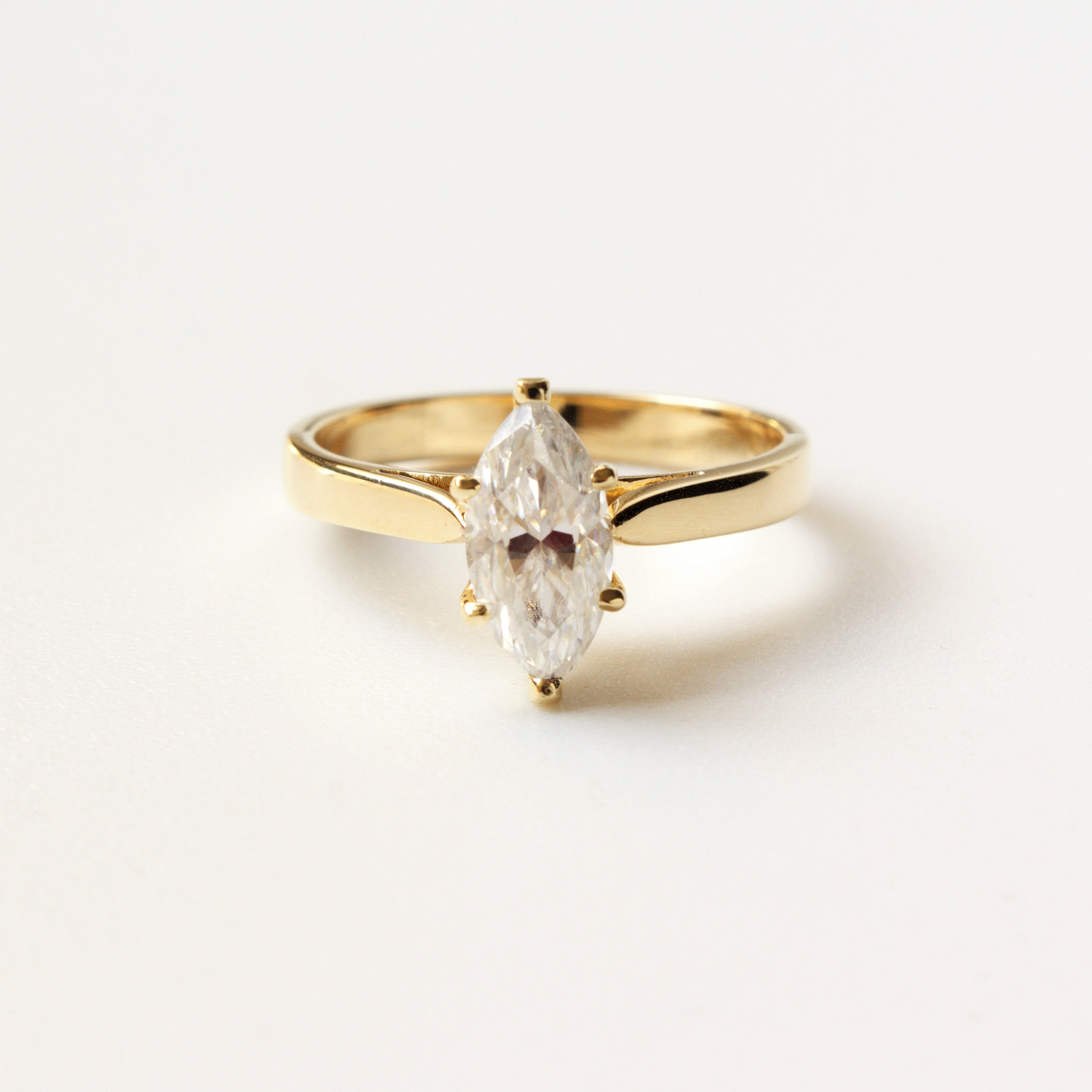 Anillo de Compromiso Marquise Clásico en Oro 18k