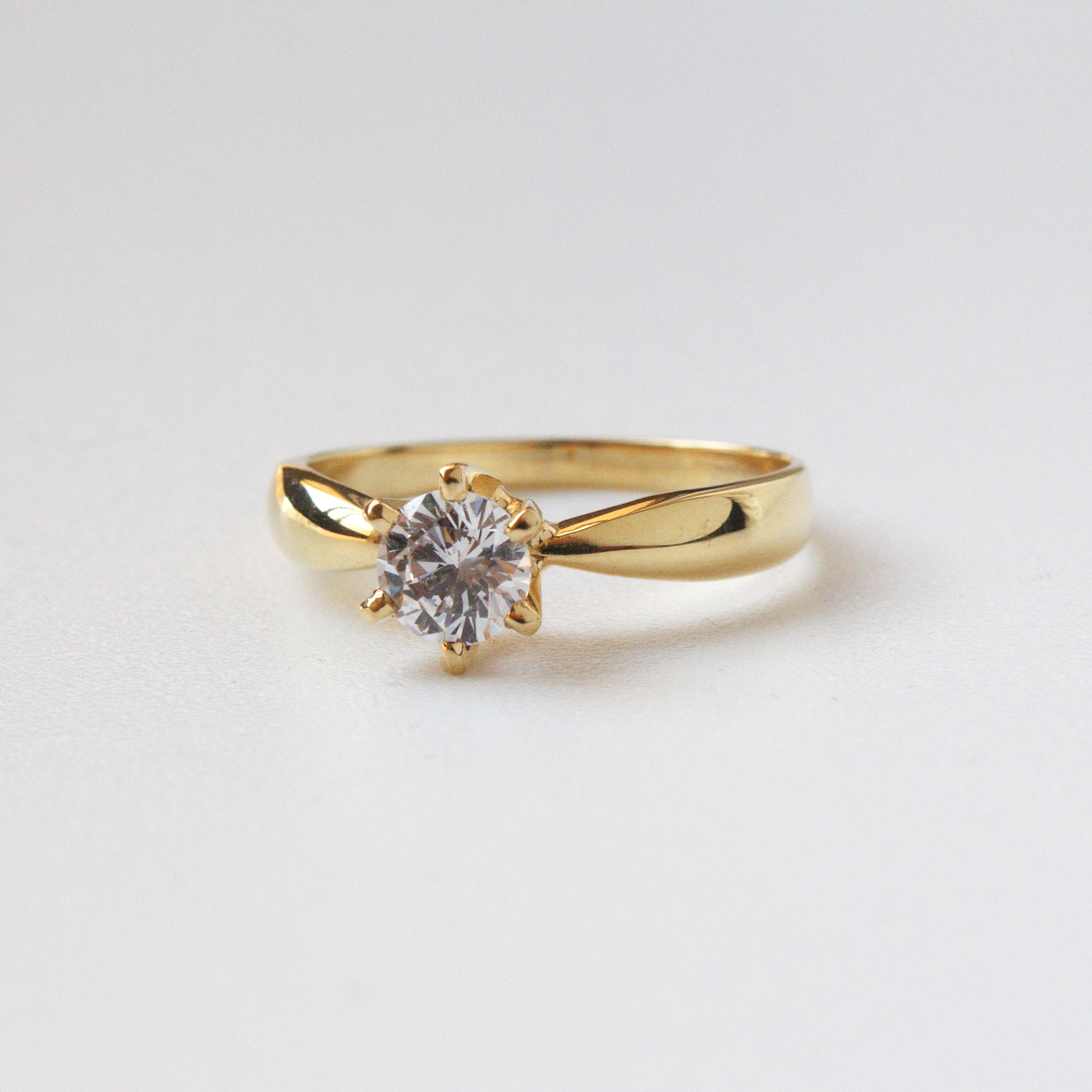 Anillo de Compromiso Bela en Oro 18k