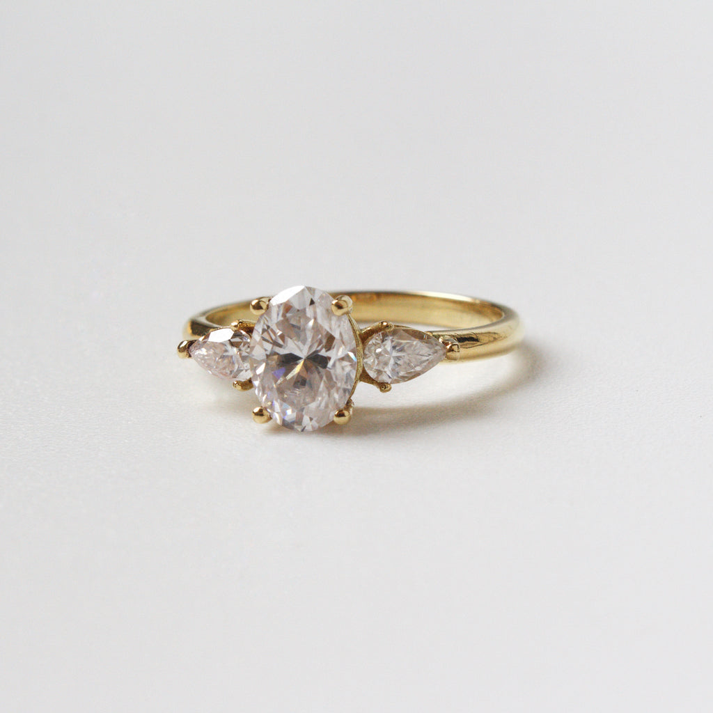 Anillo de Compromiso Oval 2 en Oro 18k